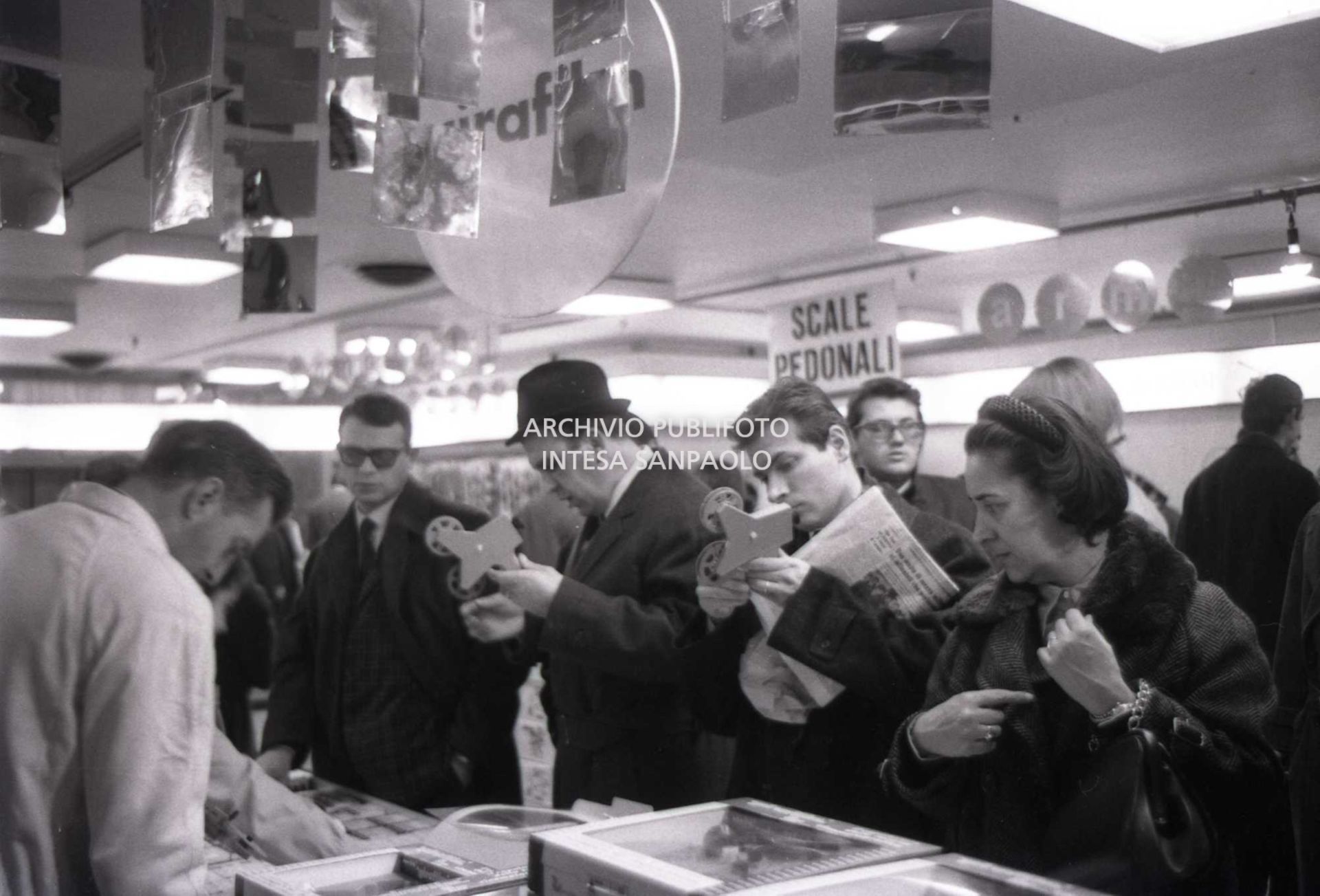 Clienti affollano un grande magazzino, a Milano, per gli acquisti natalizi