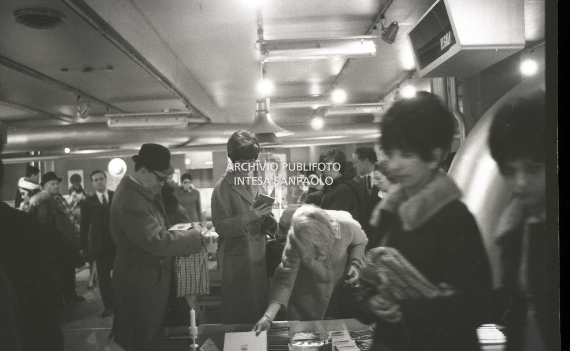 Clienti affollano un grande magazzino, a Milano, per gli acquisti natalizi