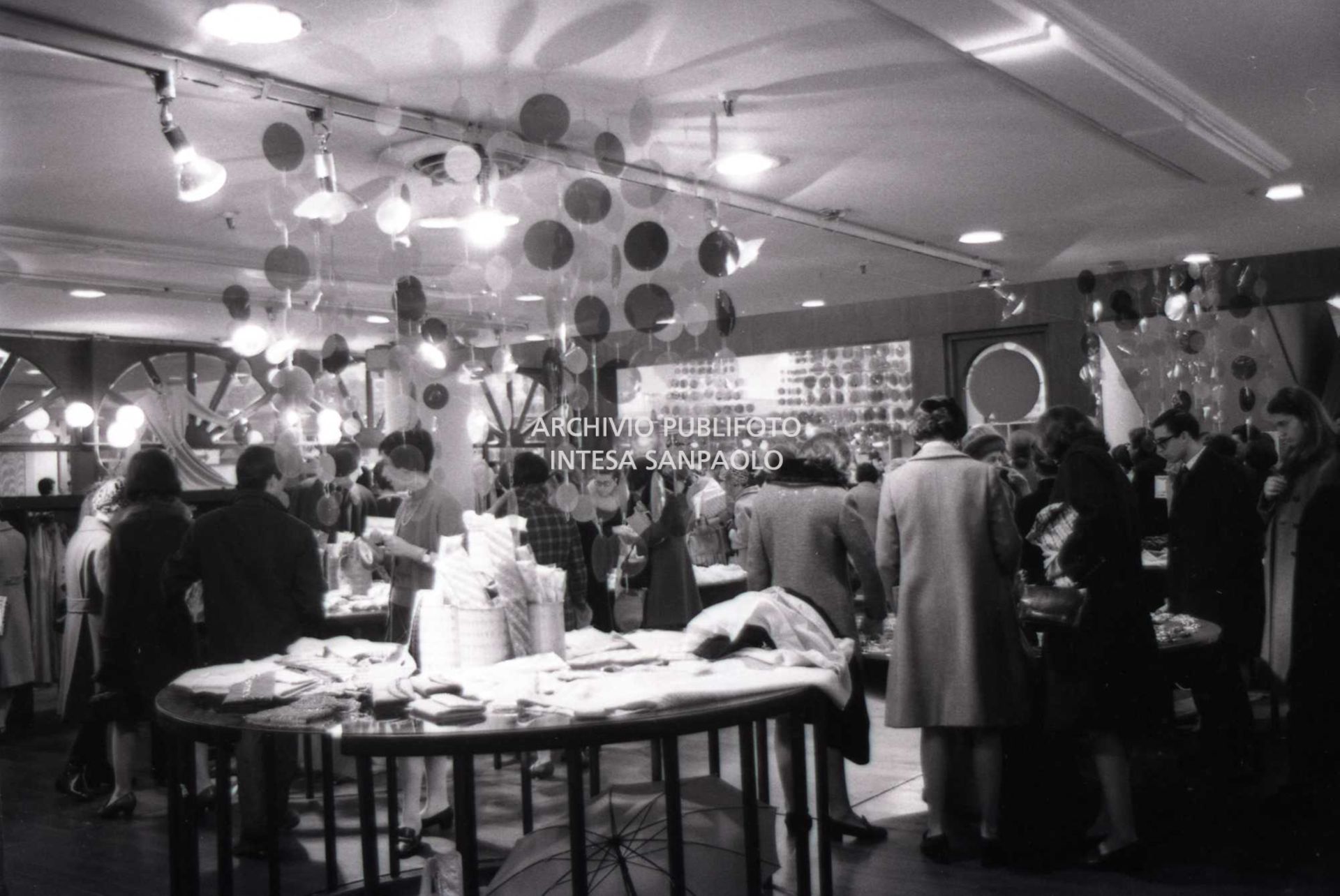 Clienti affollano un grande magazzino, a Milano, per gli acquisti natalizi