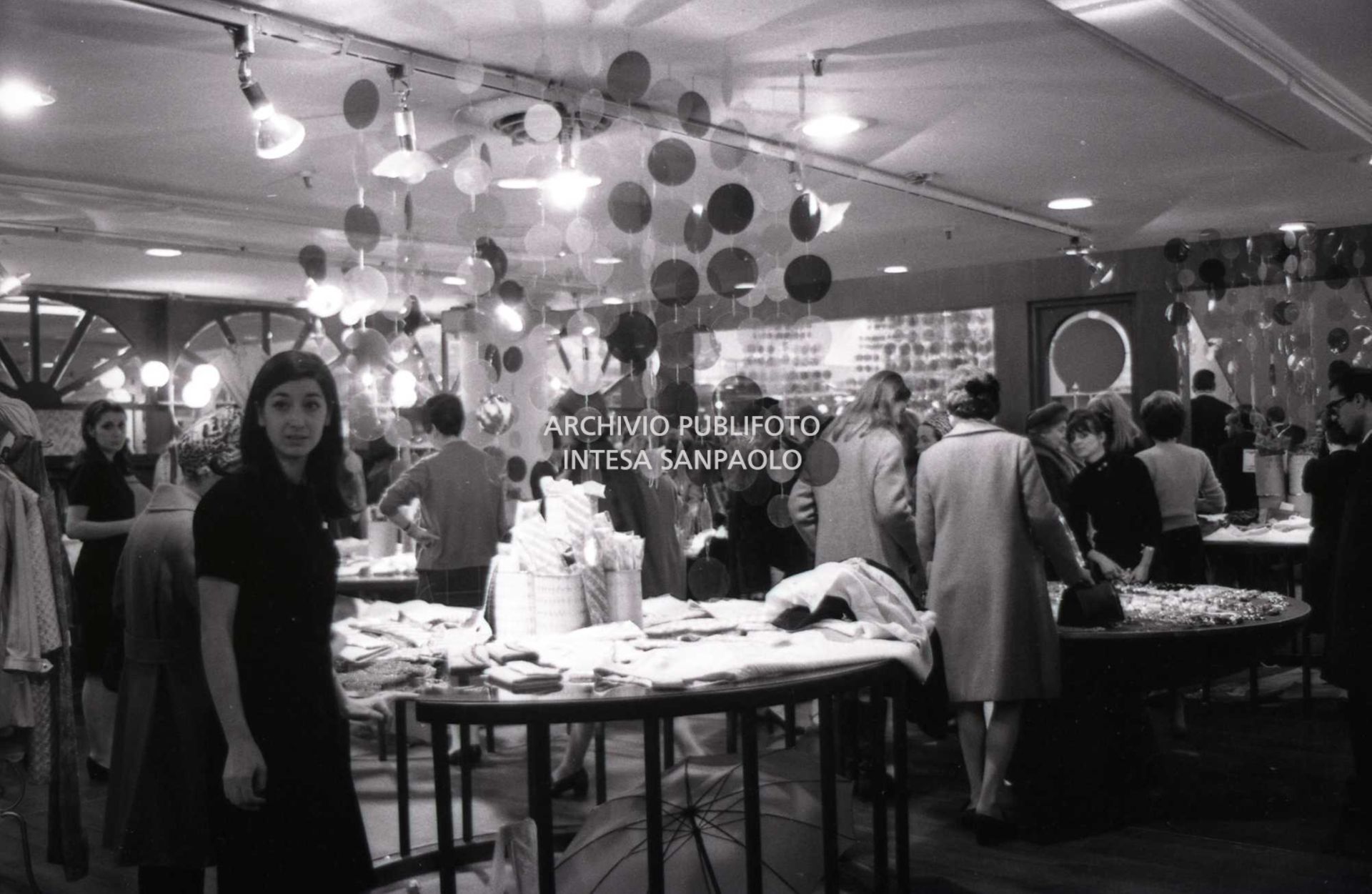 Clienti affollano un grande magazzino, a Milano, per gli acquisti natalizi