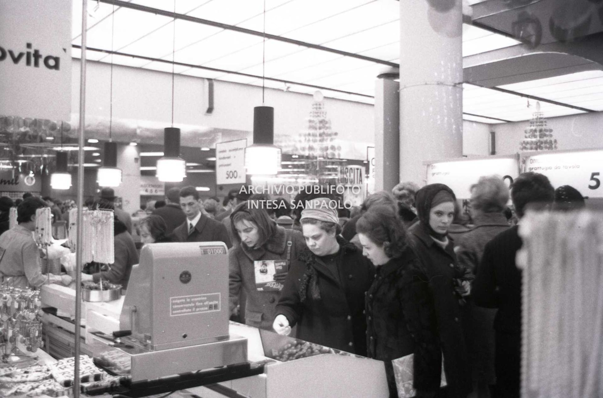 Clienti affollano un grande magazzino, a Milano, per gli acquisti natalizi