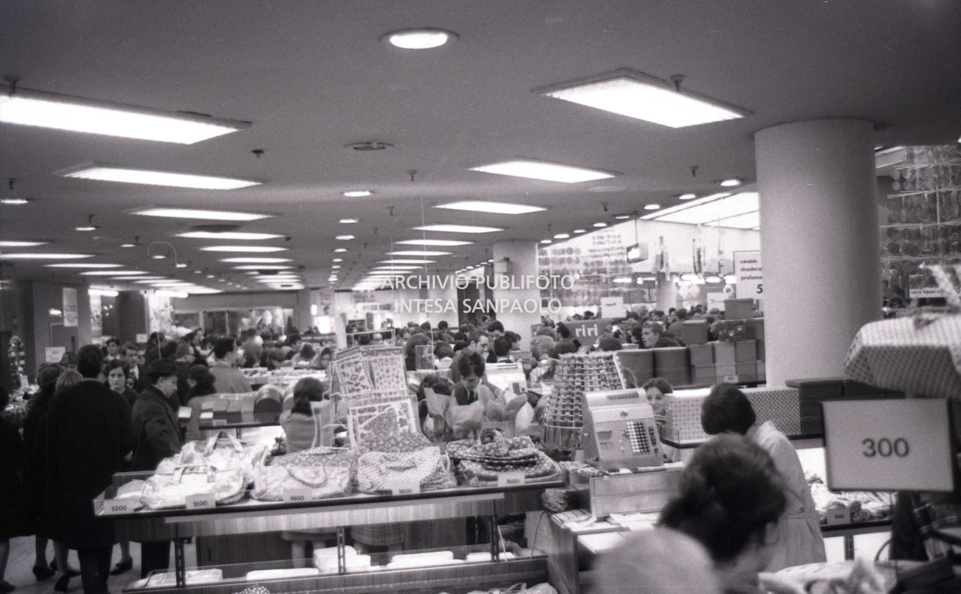 Clienti affollano un grande magazzino, a Milano, per gli acquisti natalizi