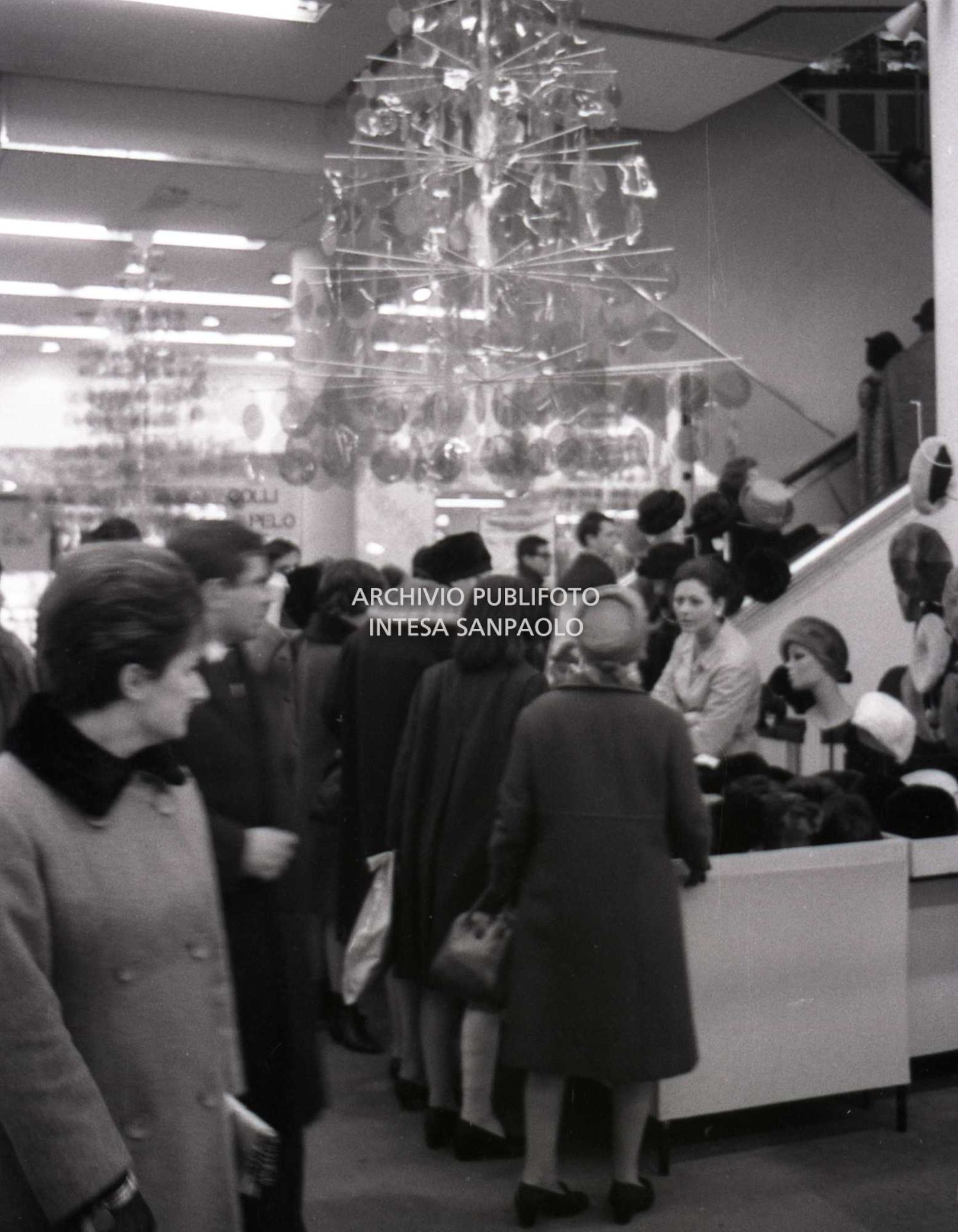 Clienti affollano un grande magazzino, a Milano, per gli acquisti natalizi