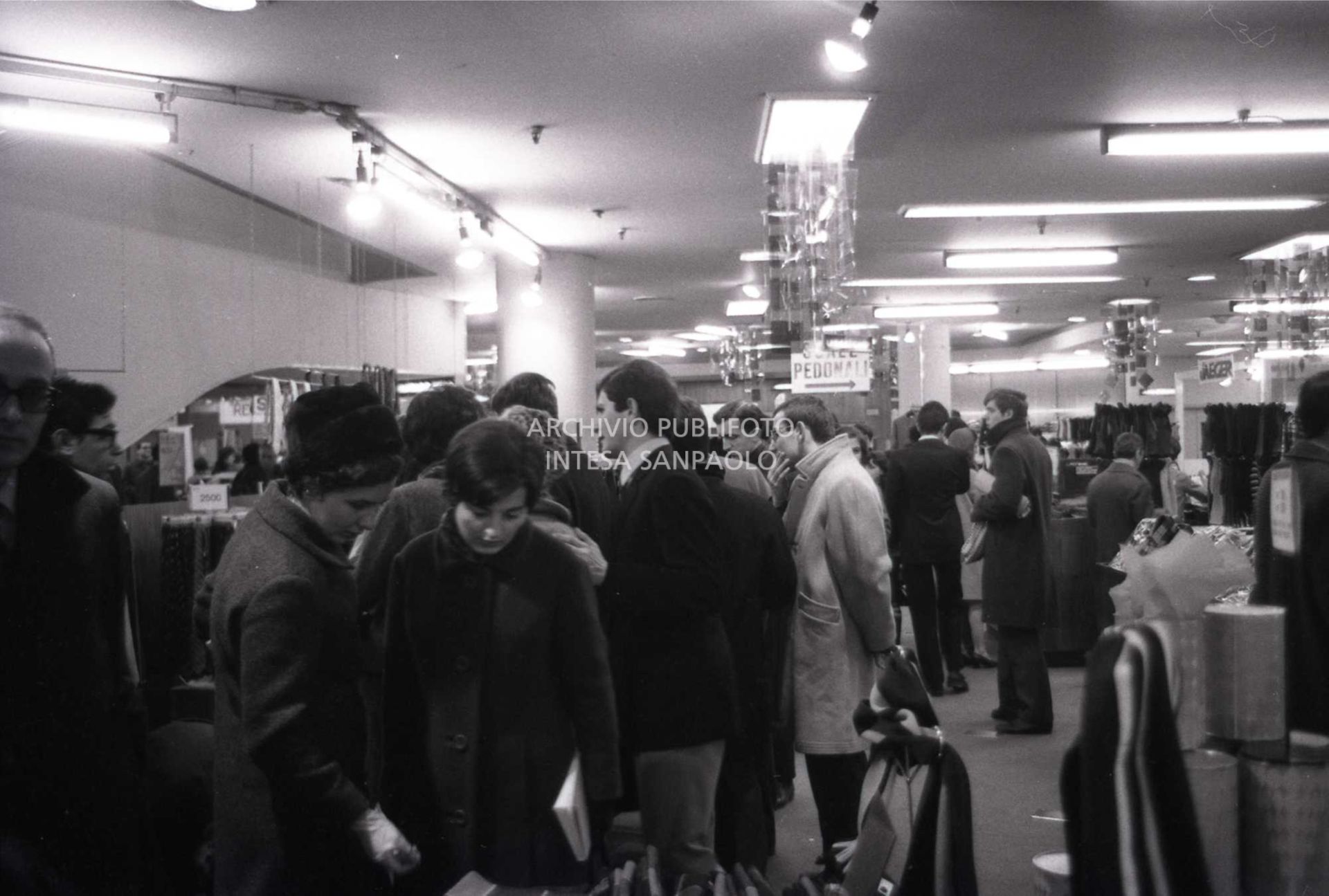 Clienti affollano un grande magazzino, a Milano, per gli acquisti natalizi