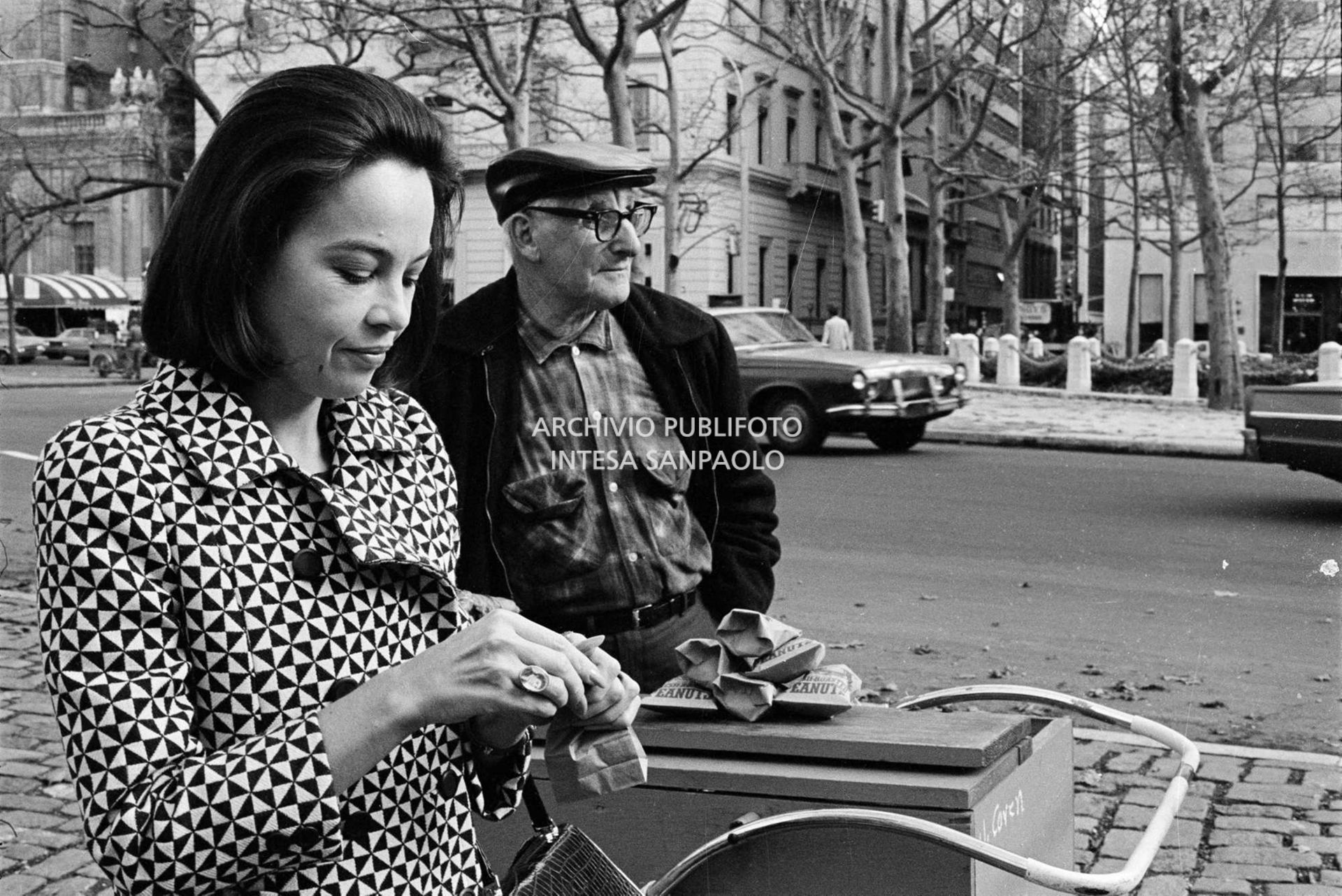 Leslie Caron vicino a un ambulante dal quale ha comprato le caldarroste