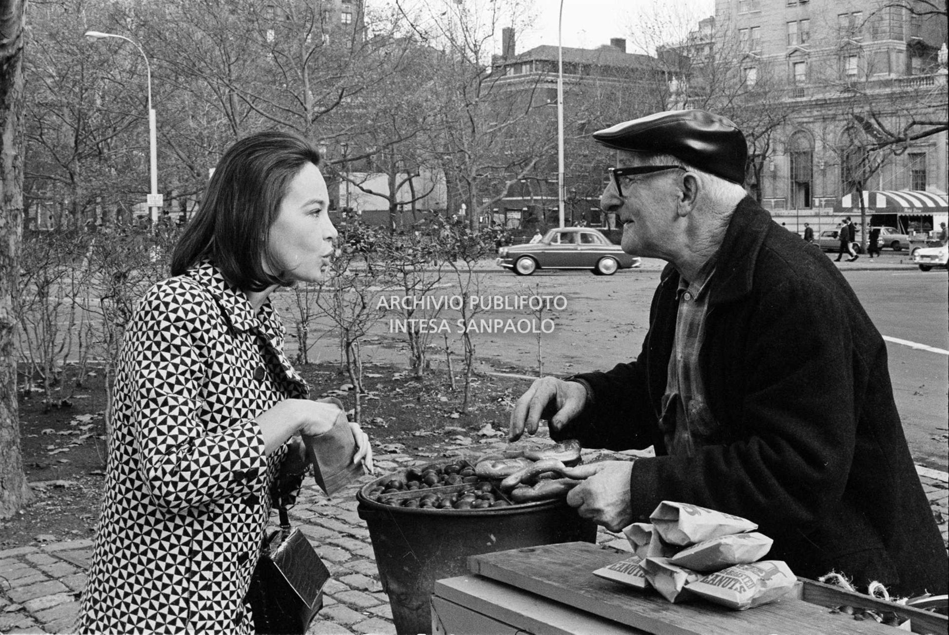 Leslie Caron compra le caldarroste