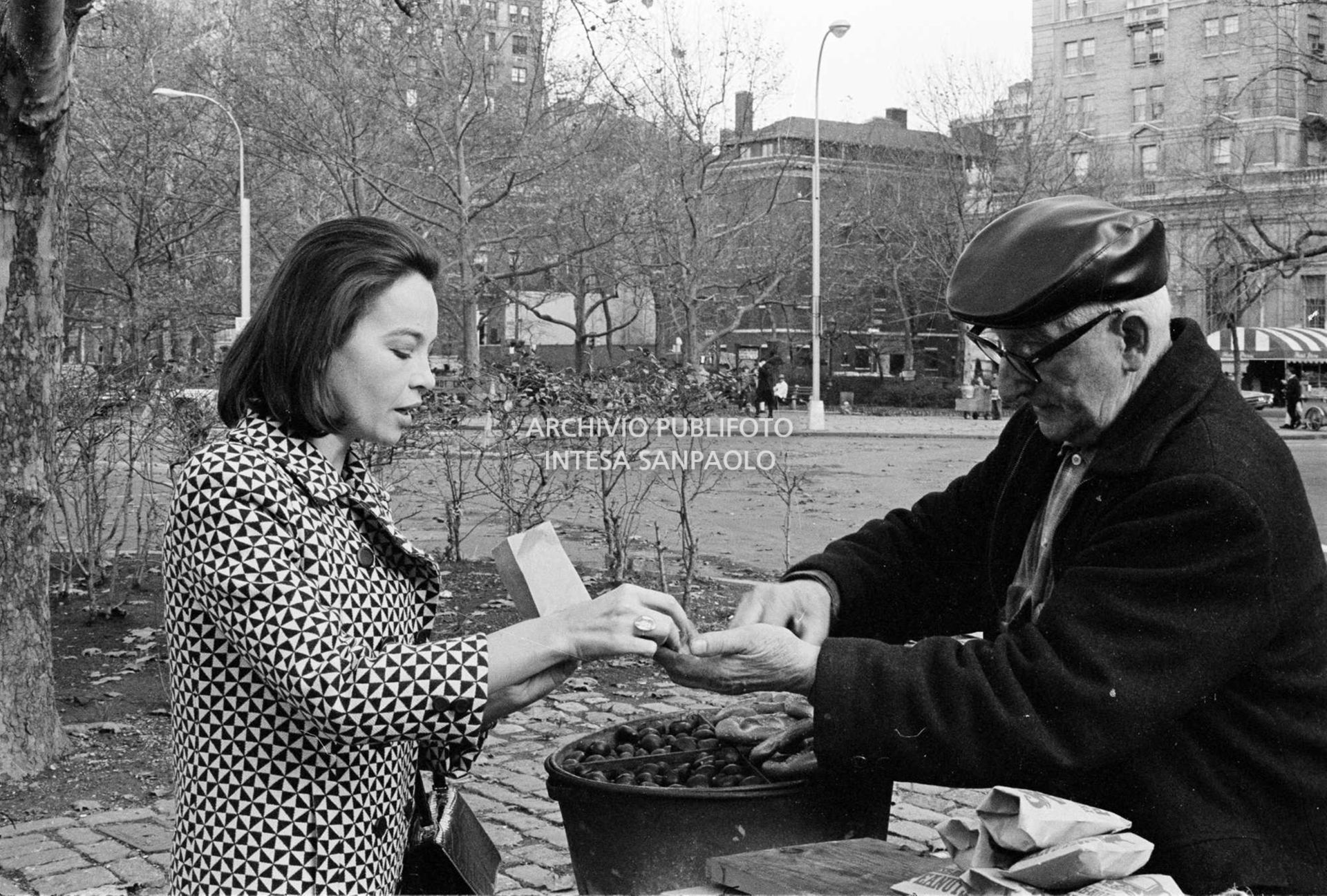 Leslie Caron compra le caldarroste