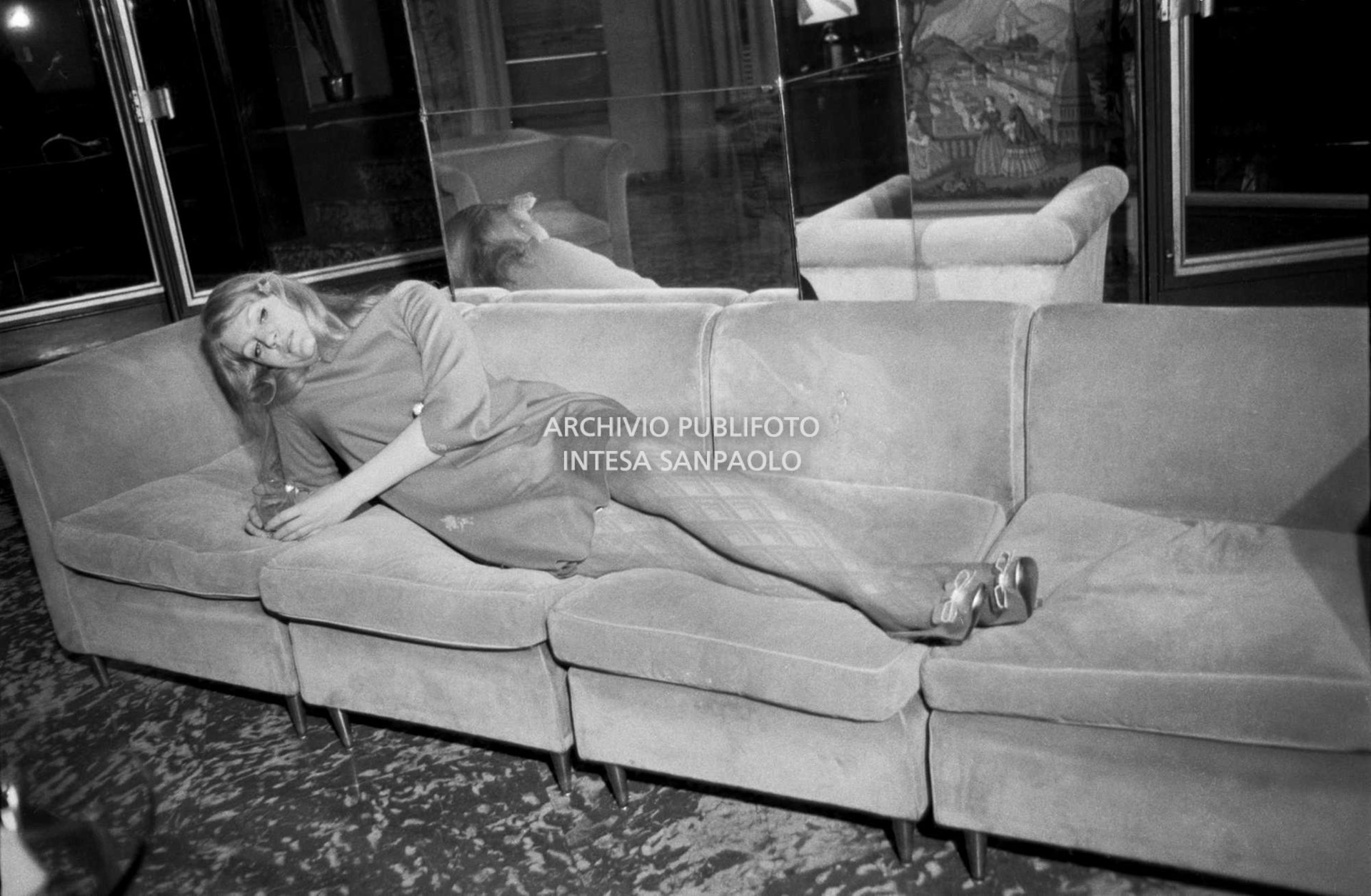 Anna German in posa su un divano alla Terrazza Martini di Milano