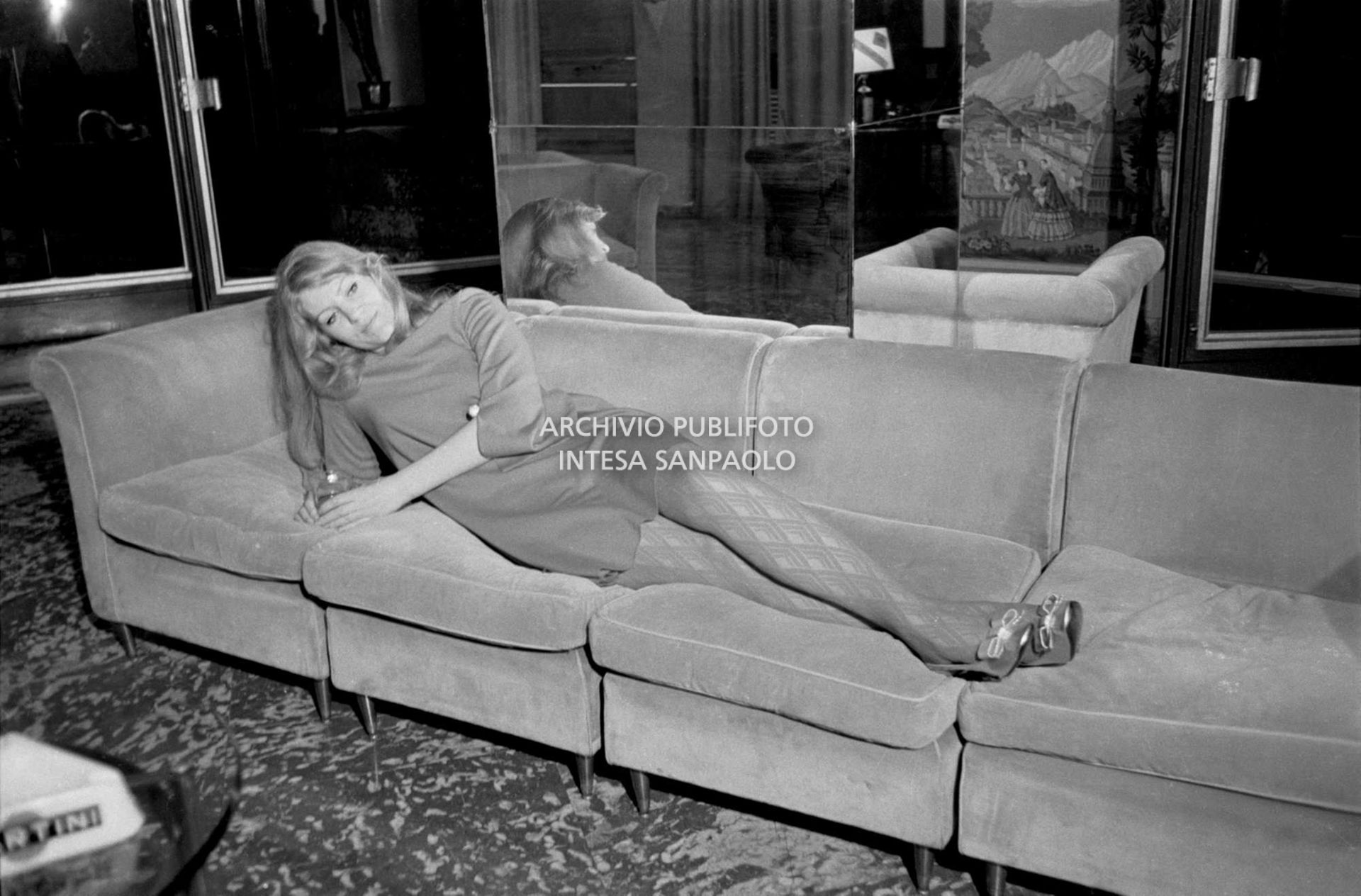 Anna German in posa su un divano alla Terrazza Martini di Milano