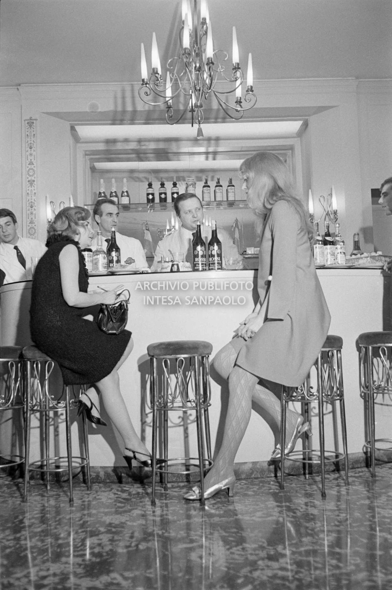 Anna German seduta su uno sgabello al bancone del bar della Terrazza Martini di Milano