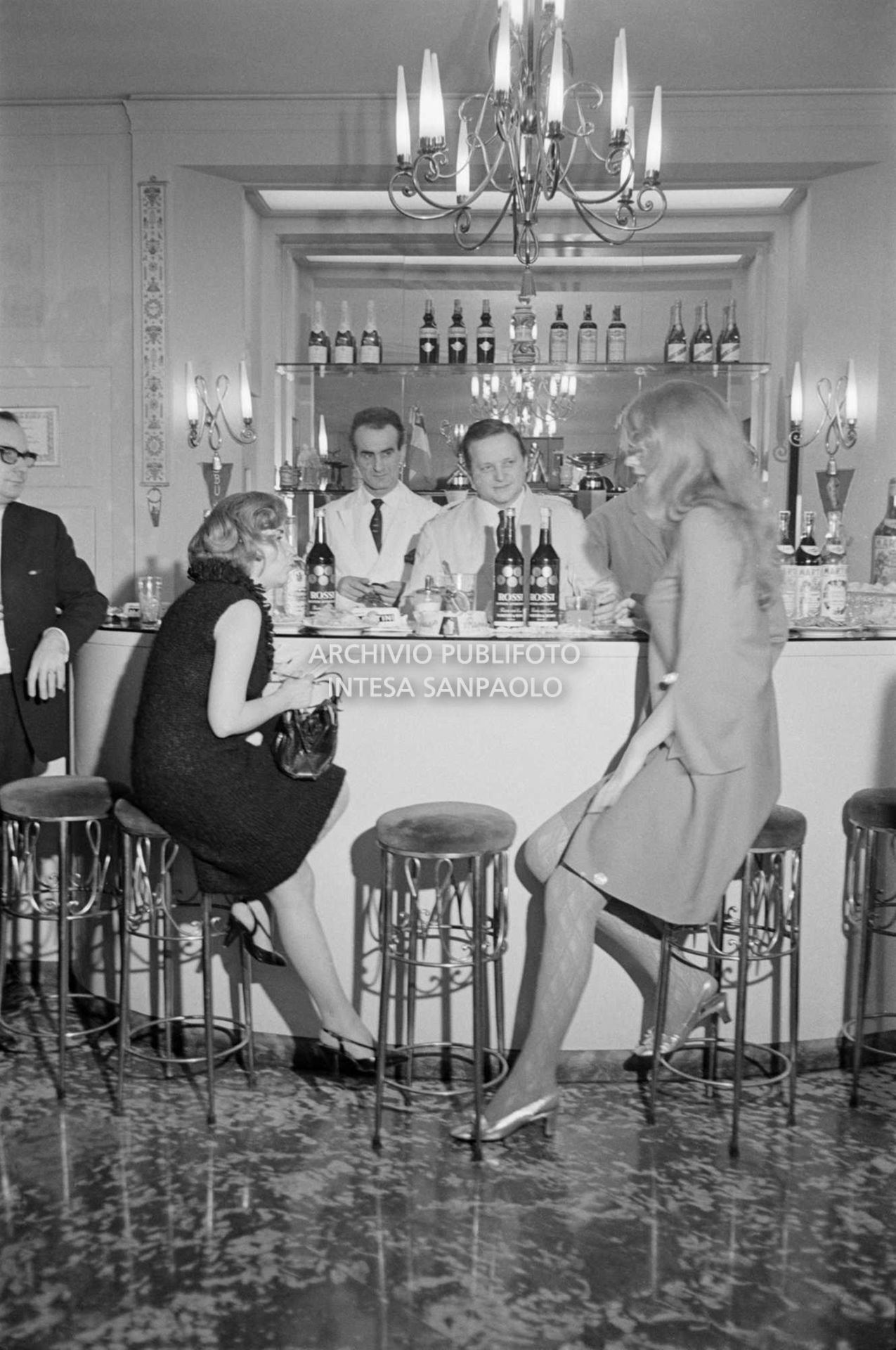 Anna German seduta su uno sgabello al bancone del bar della Terrazza Martini di Milano