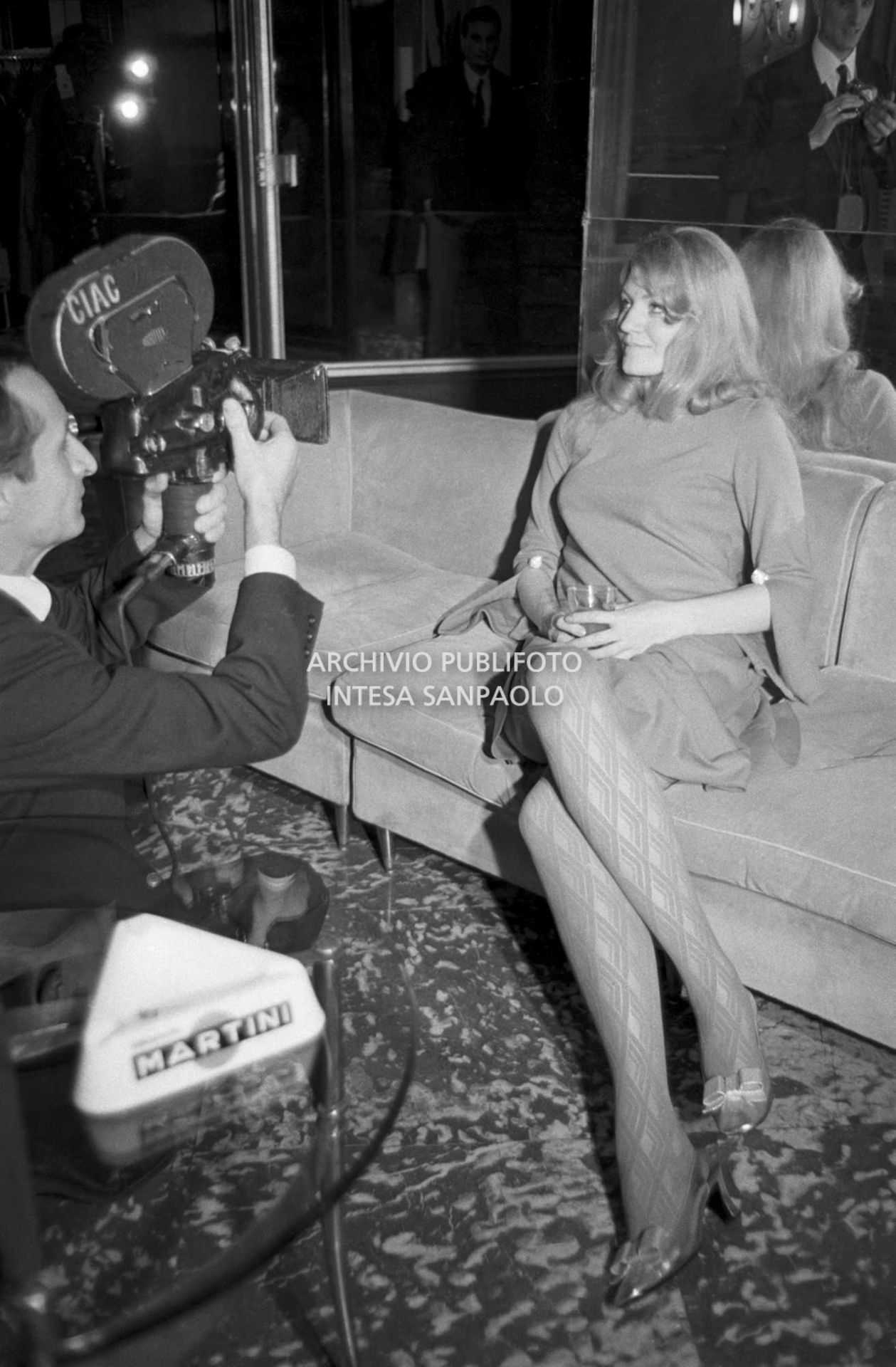 Anna German alla Terrazza Martini di Milano ripresa da un cineoperatore di Caleidoscopio CIAC (Compagnia Italiana Attualità Cinematografiche)