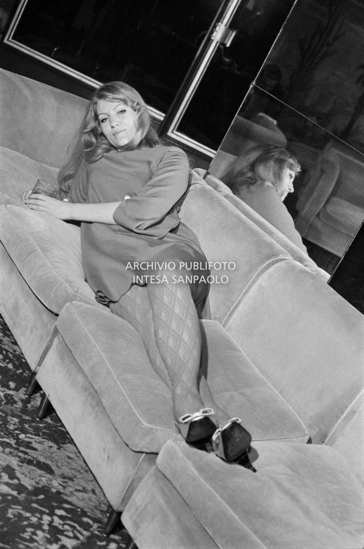 Anna German in posa su un divano alla Terrazza Martini di Milano