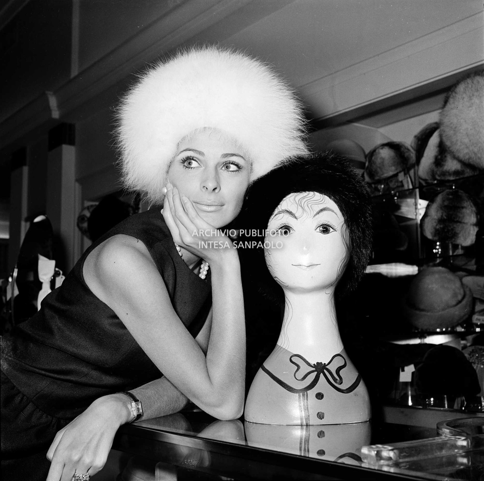 Camilla Sparv indossa una cuffia di pelliccia