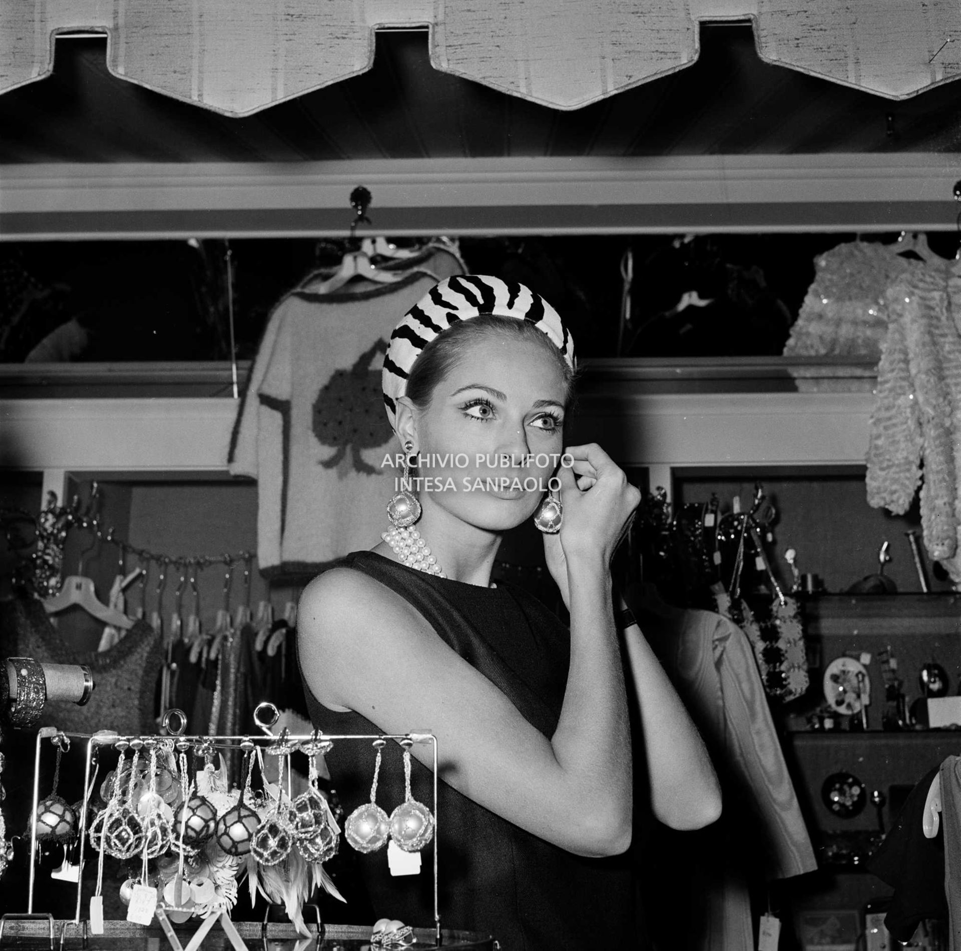 Camilla Sparv si prova degli orecchini