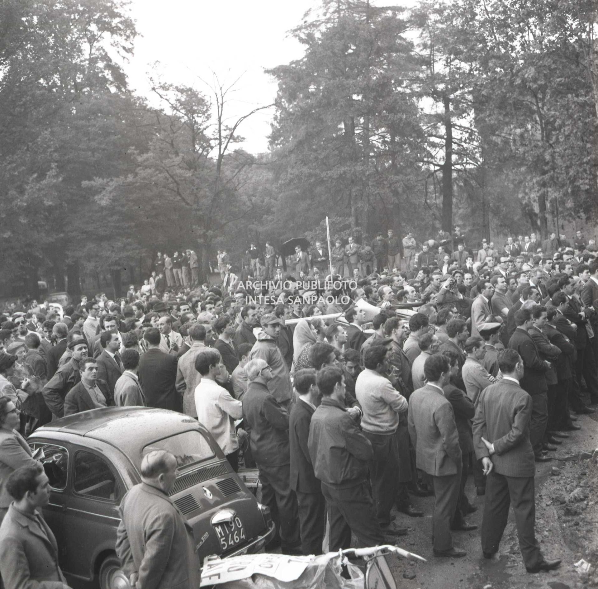 Sciopero CGIL: folla di lavoratori, in piazza del Cannone a Milano, ascolta i comizi alla conclusione della manifestazione; tra la folla una Fiat 500