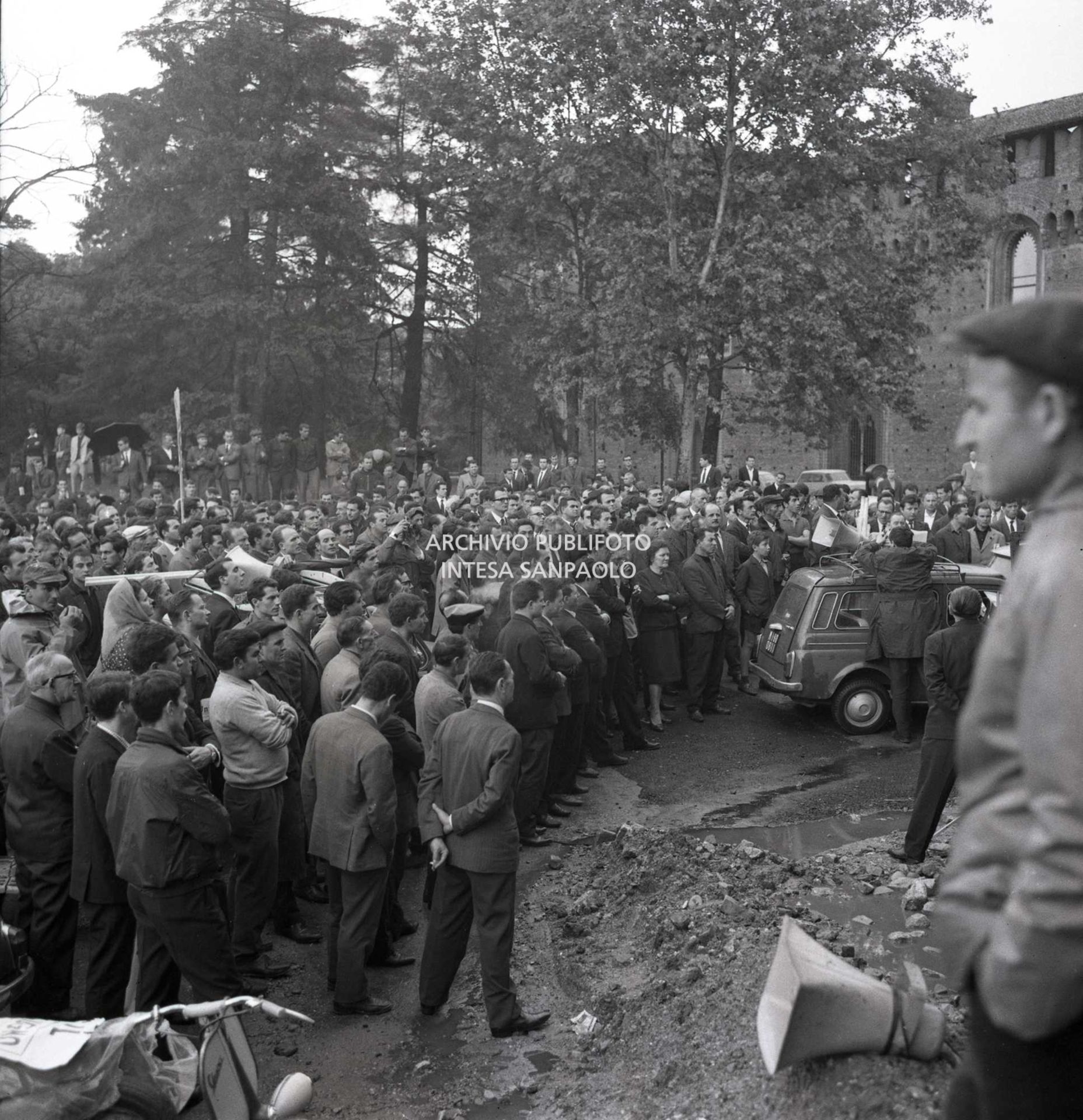 Sciopero CGIL: folla di lavoratori, in piazza del Cannone a Milano, dove si è conclusa la manifestazione