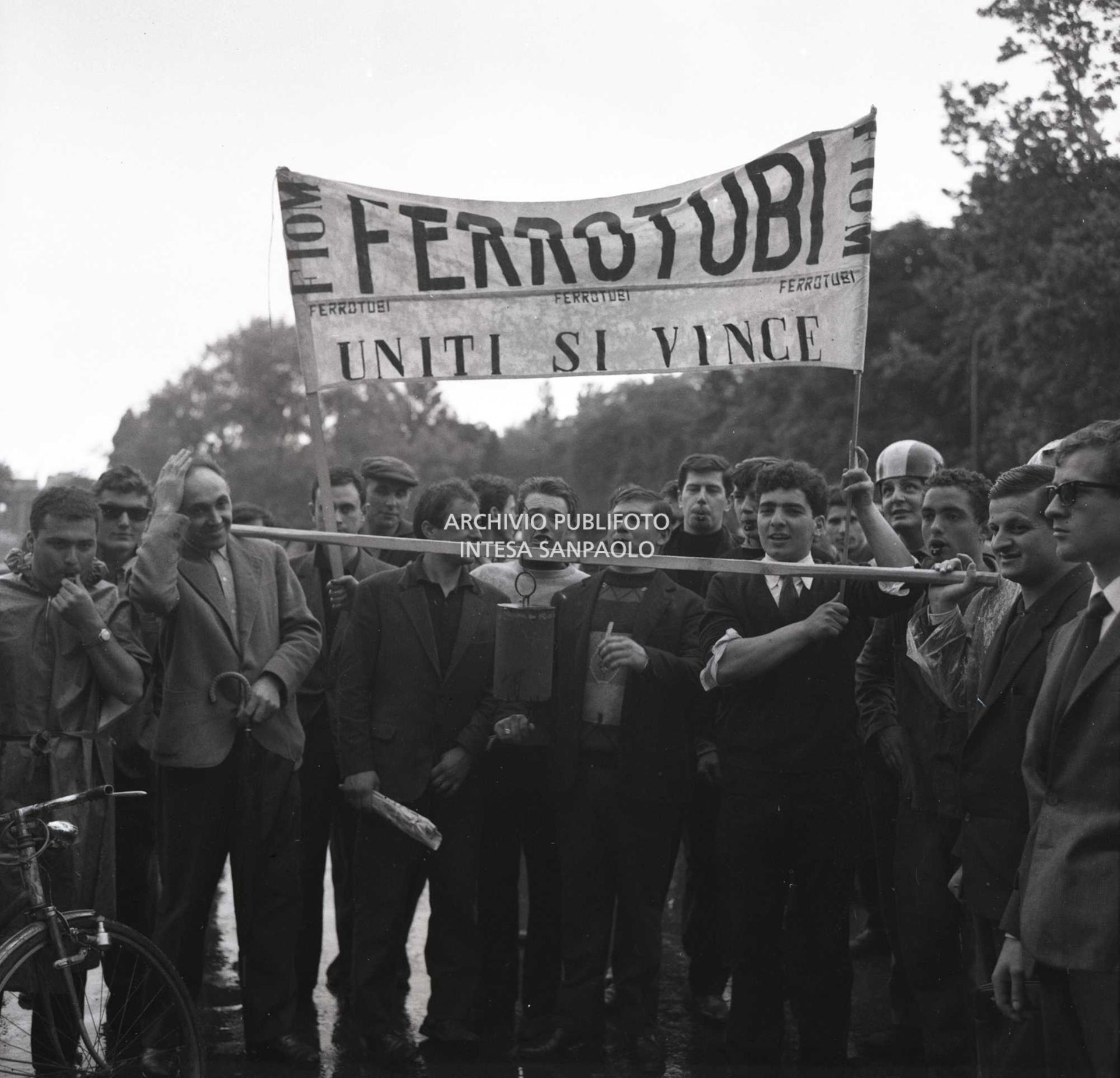 Sciopero CGIL: lavoratori della Ferrotubi con striscione "FIOM Ferrotubi Uniti si vince" in manifestazione