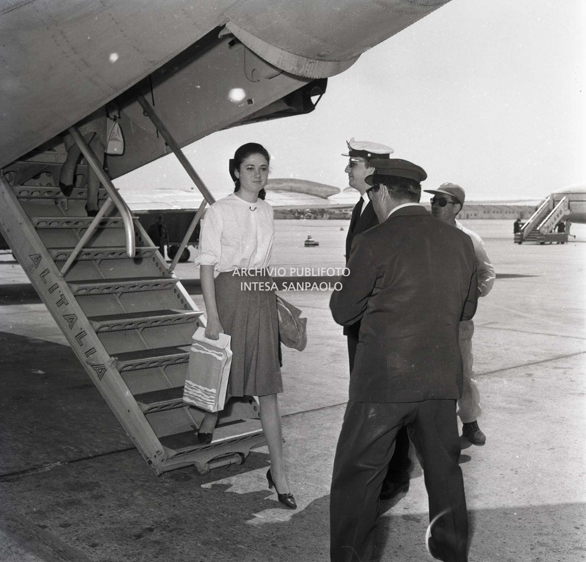 Gigliola Cinquetti scende dall'aereo a Milano Linate