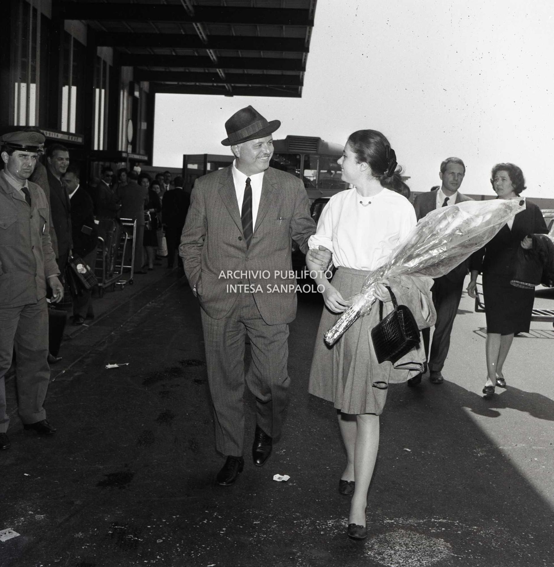 Gigliola Cinquetti con un mazzo di fiori al suo arrivo all'aeroporto di Milano Linate
