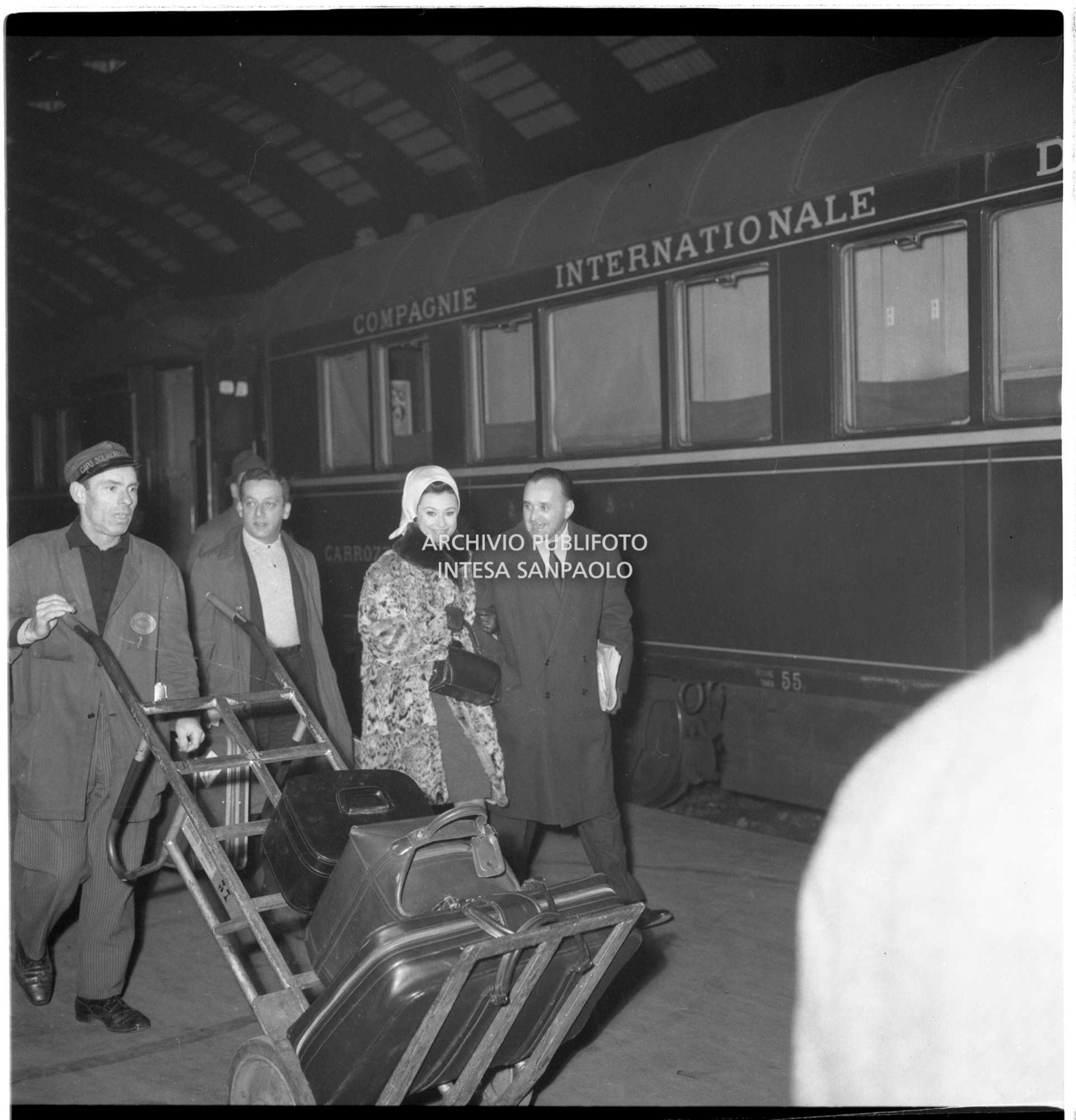 Raffaella Carrà alla stazione Centrale di Milano