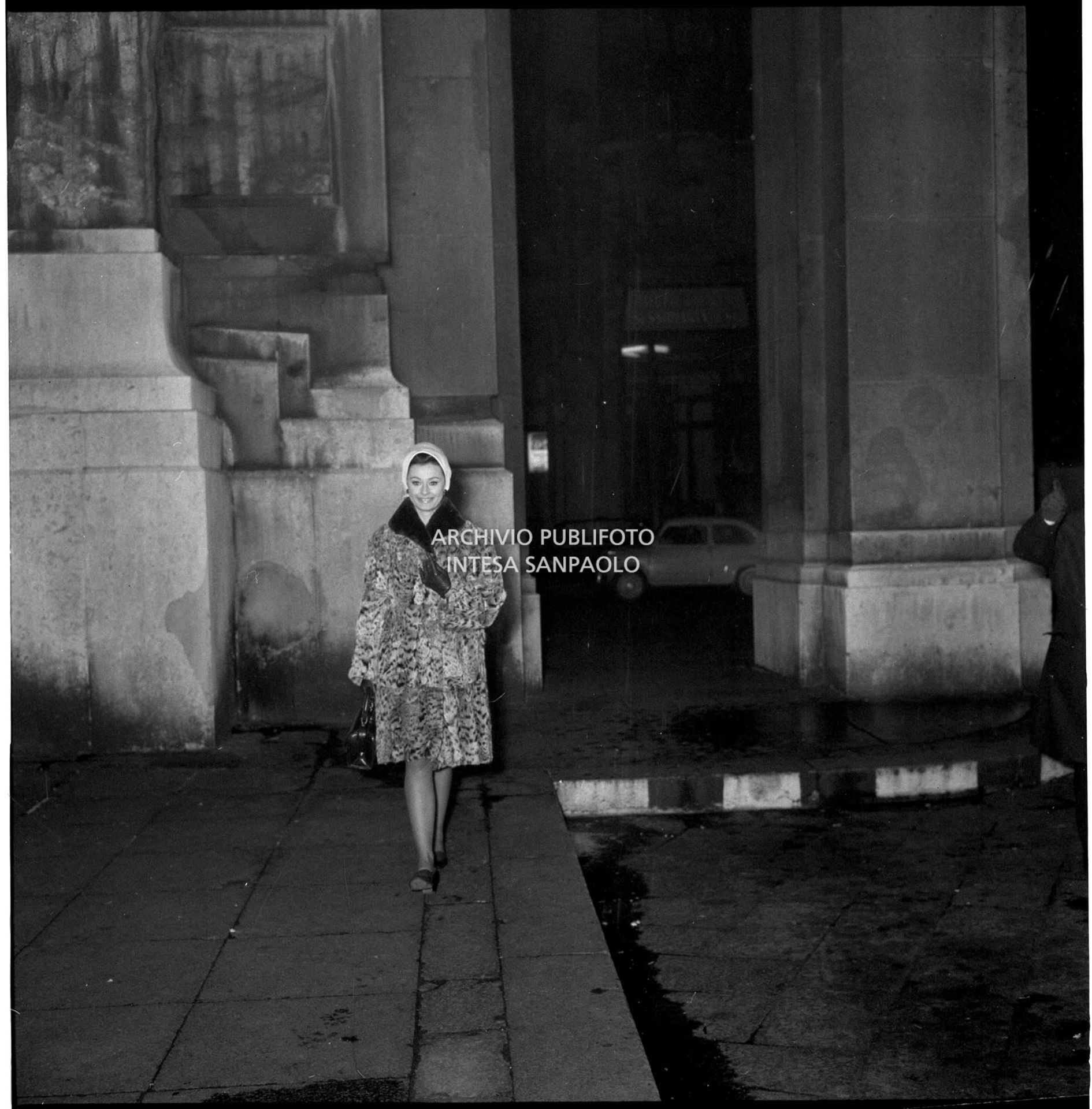 Raffaella Carrà alla stazione Centrale di Milano