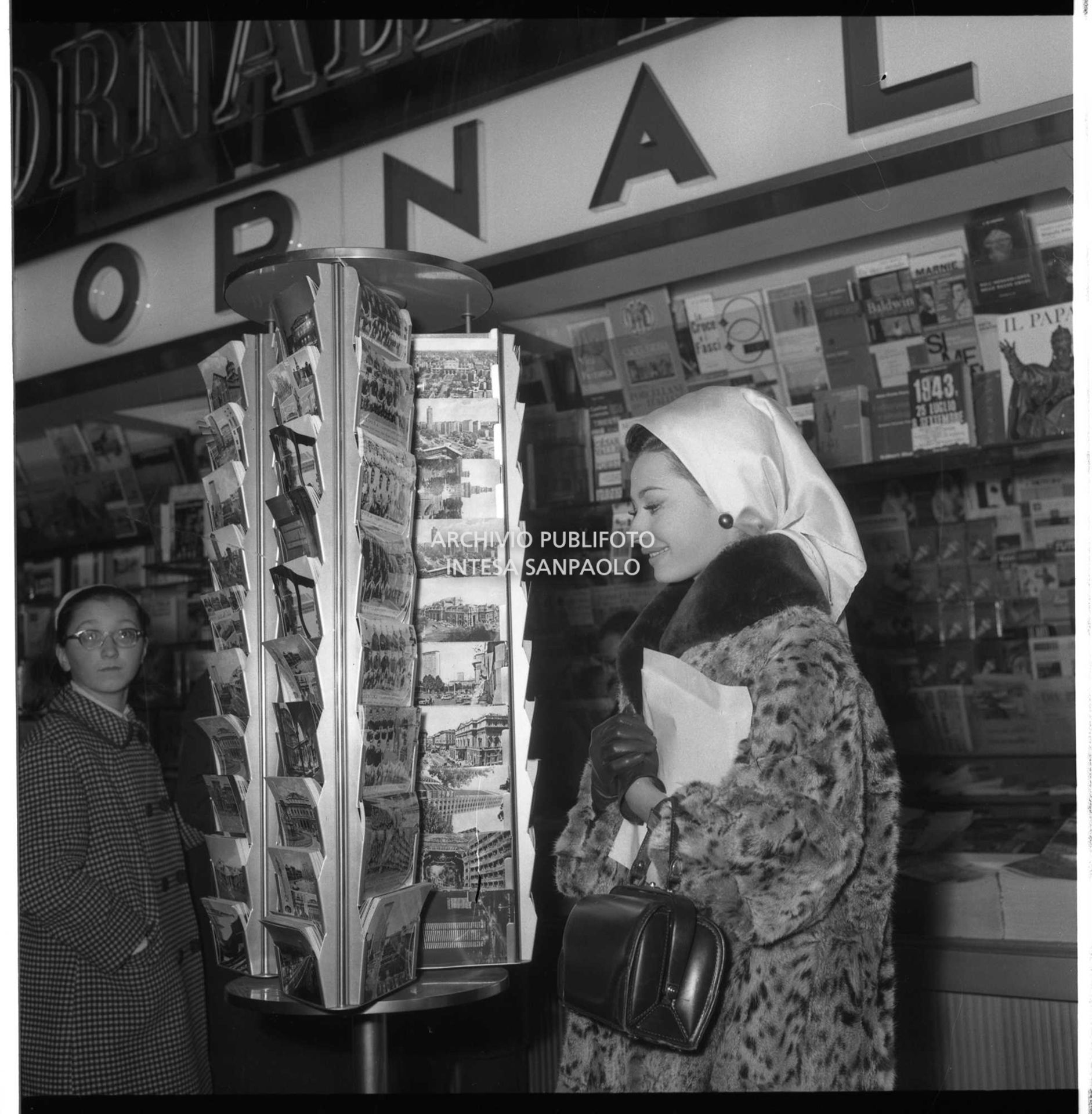 Raffaella Carrà alla stazione Centrale di Milano
