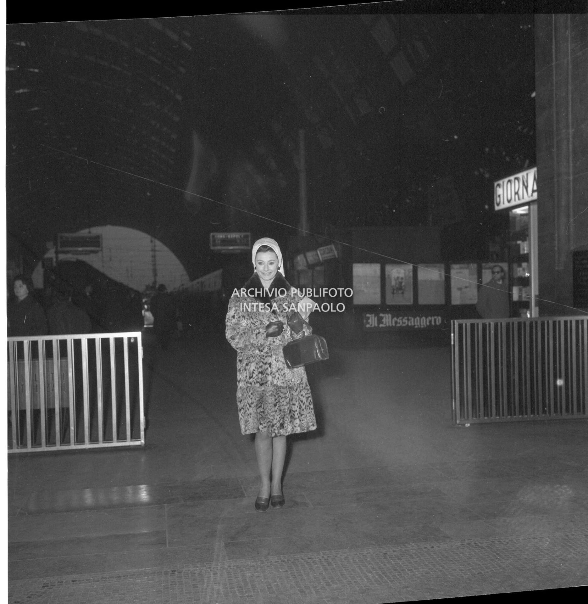 Raffaella Carrà alla stazione Centrale di Milano