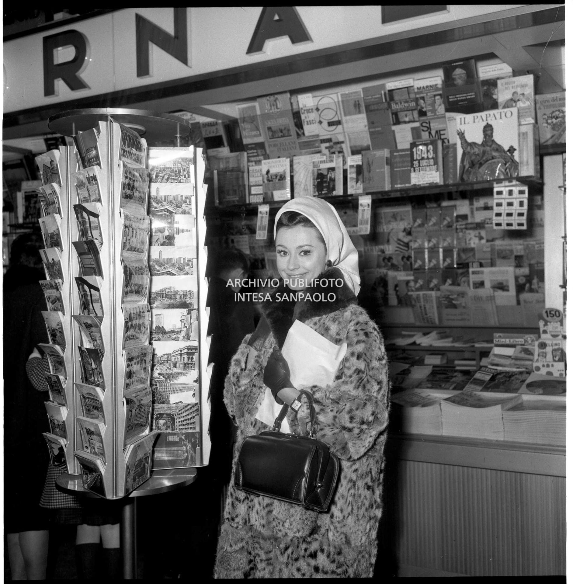Raffaella Carrà alla stazione Centrale di Milano
