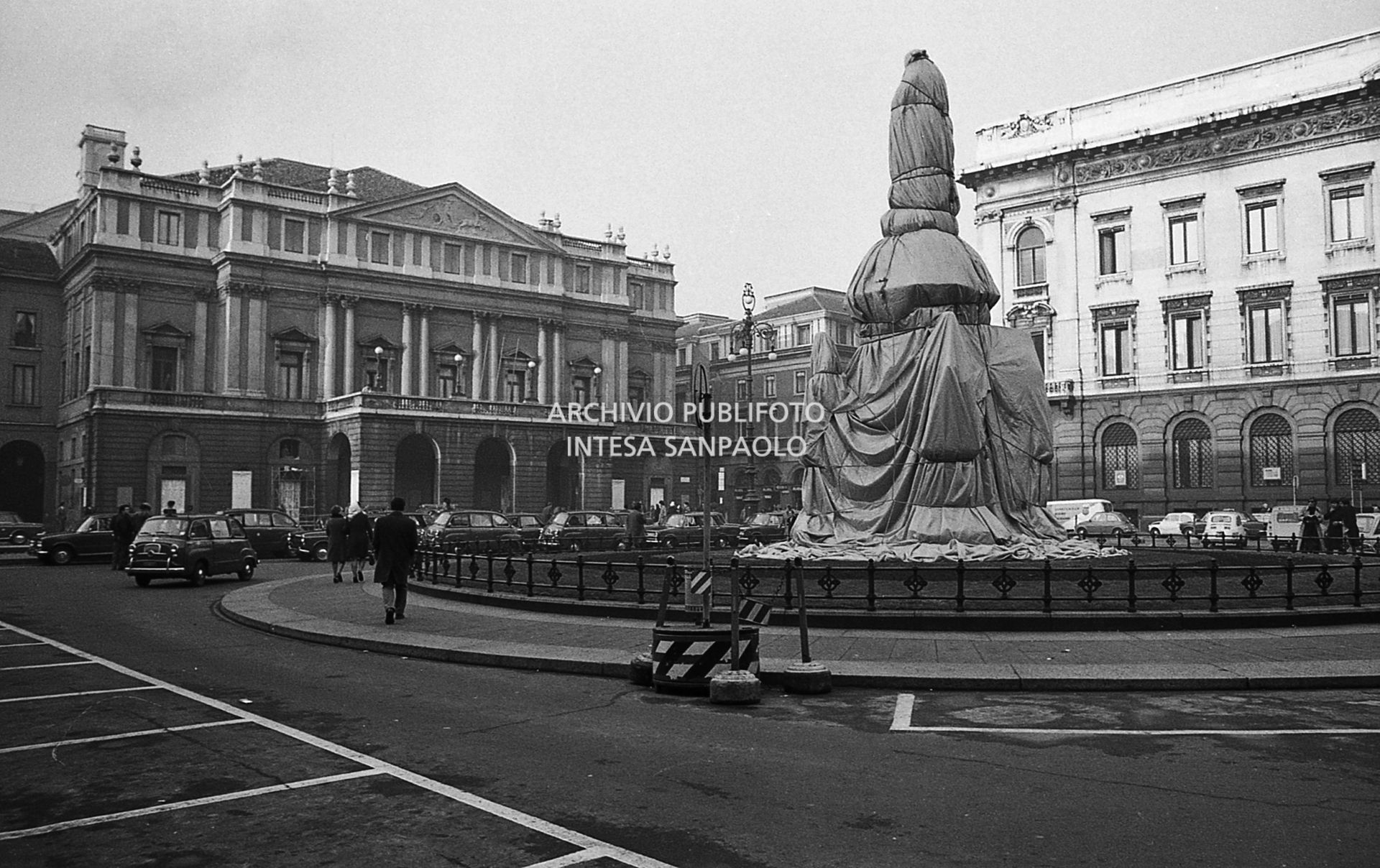 La statua di Leonardo Da Vinci in piazza della Scala a Milano impacchettata dall'artista Christo