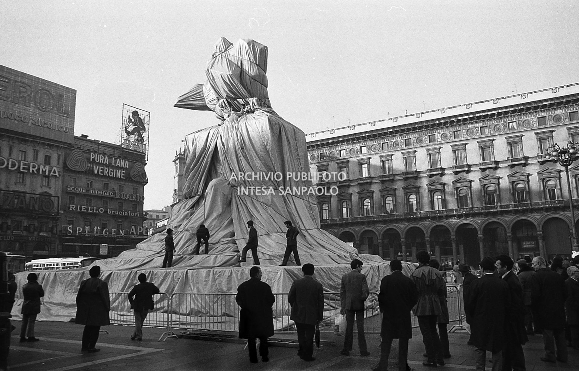 Operazioni di impacchettamento della statua equestre di Re Vittorio Emanuele II in piazza del Duomo a Milano ad opera dell'artista Christo