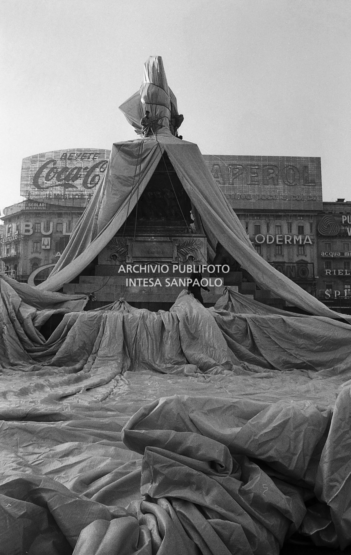 Operazioni di impacchettamento della statua equestre di Re Vittorio Emanuele II in piazza del Duomo a Milano ad opera dell'artista Christo
