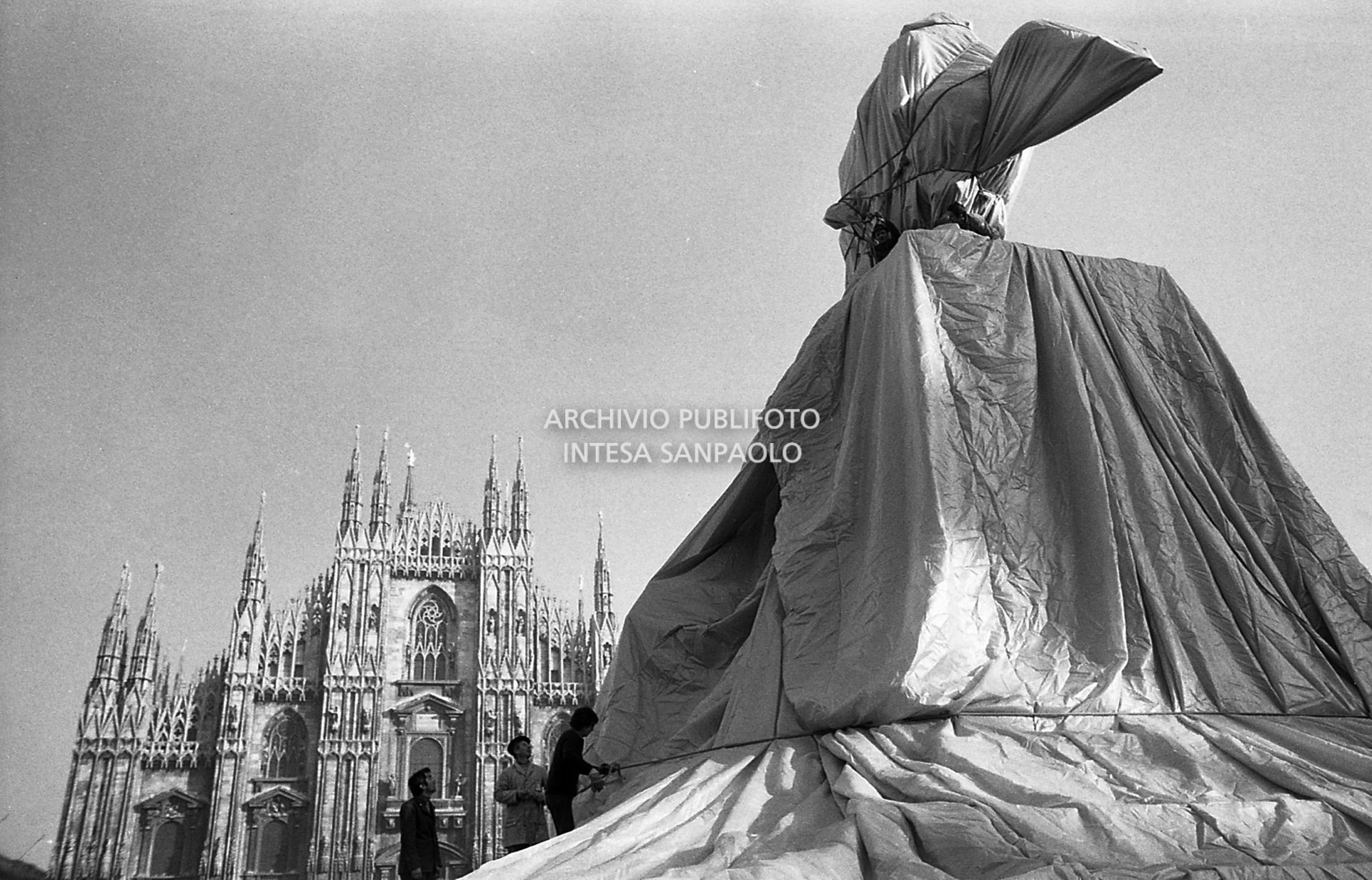 Operazioni di impacchettamento della statua equestre di Re Vittorio Emanuele II in piazza del Duomo a Milano ad opera dell'artista Christo