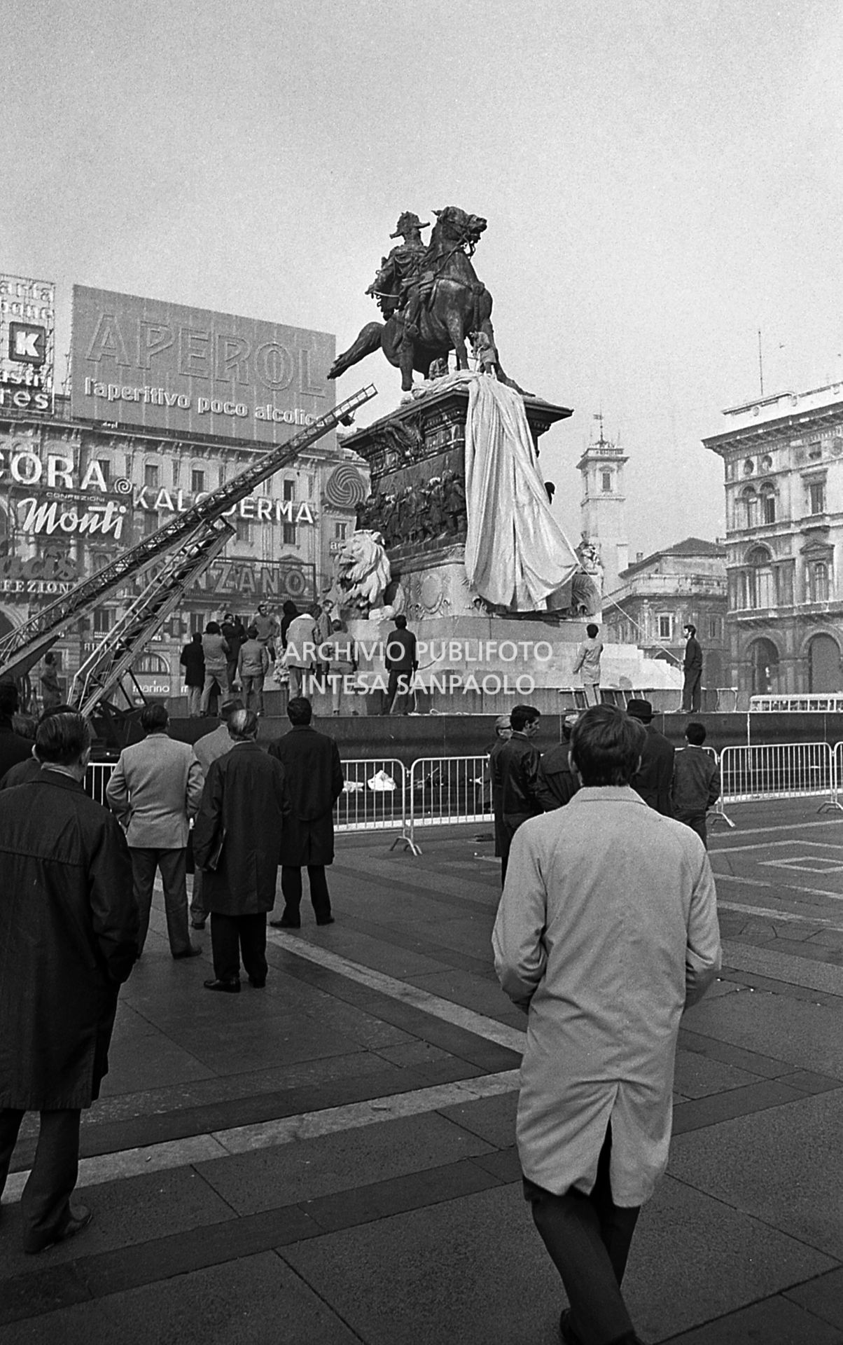 Operazioni di impacchettamento della statua equestre di Re Vittorio Emanuele II in piazza del Duomo a Milano ad opera dell'artista Christo