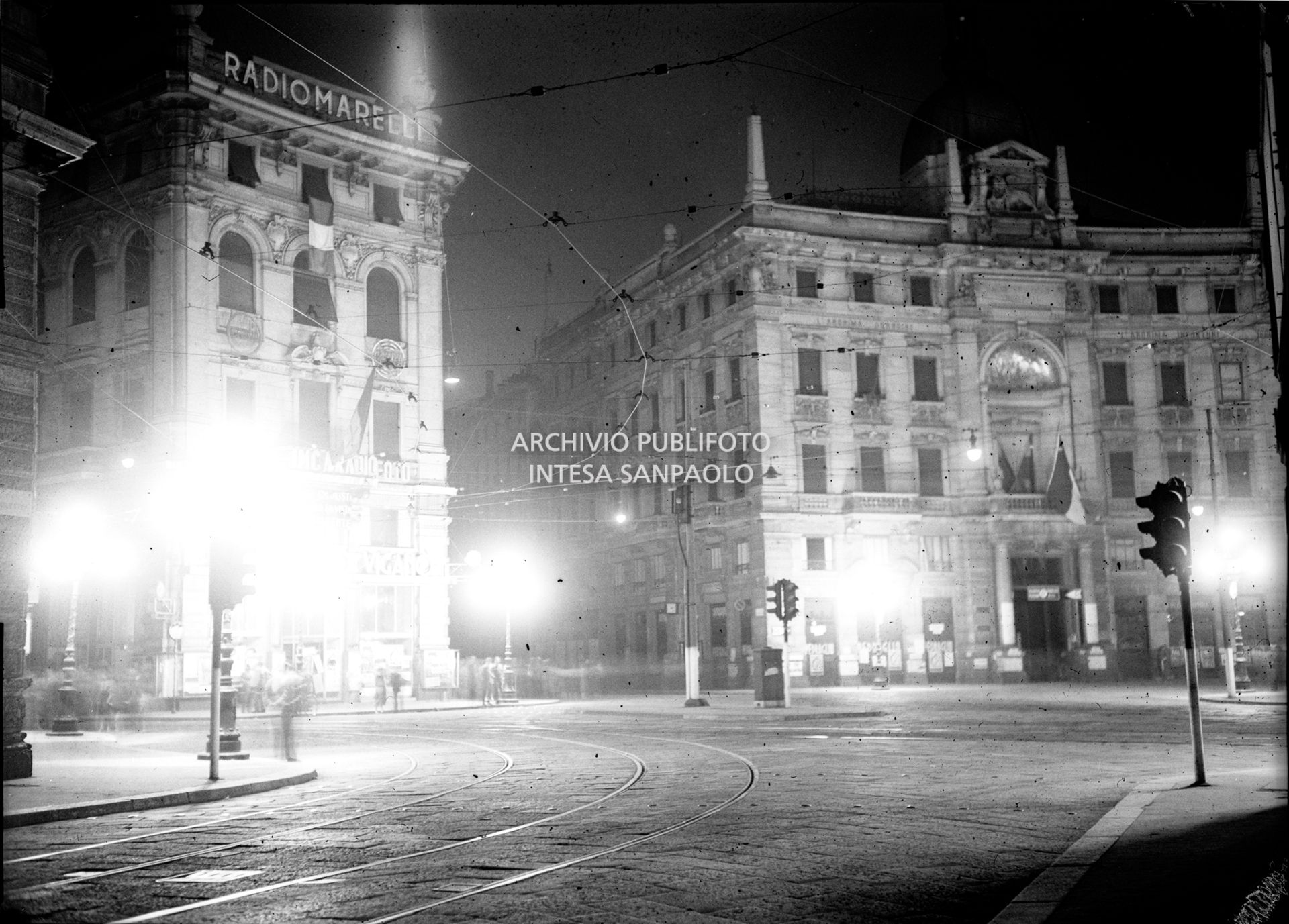 Fine dell'oscuramento: ripresa notturna di piazza Cordusio illuminata