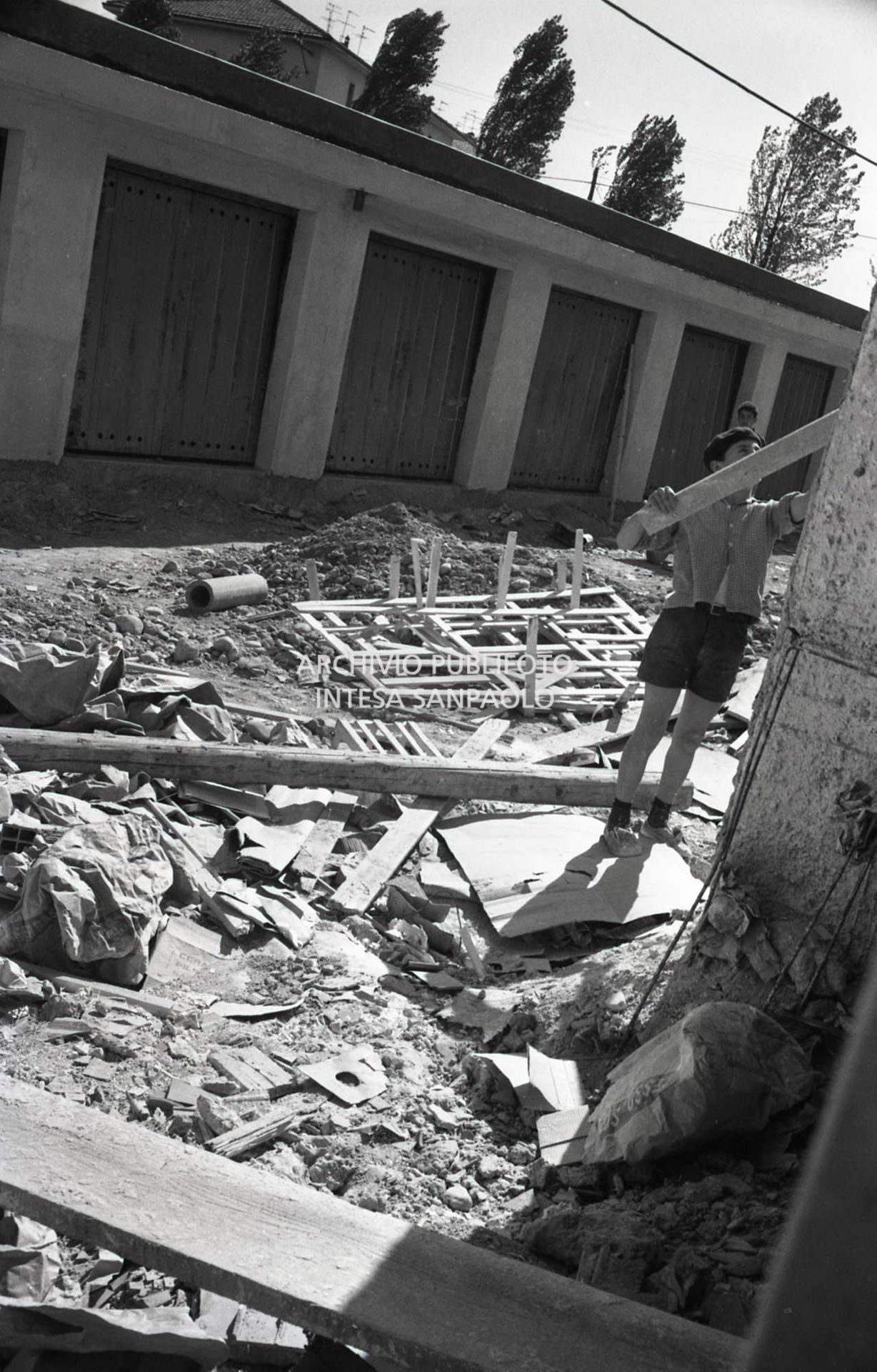 Ragazzino al lavoro in un cantiere edile
