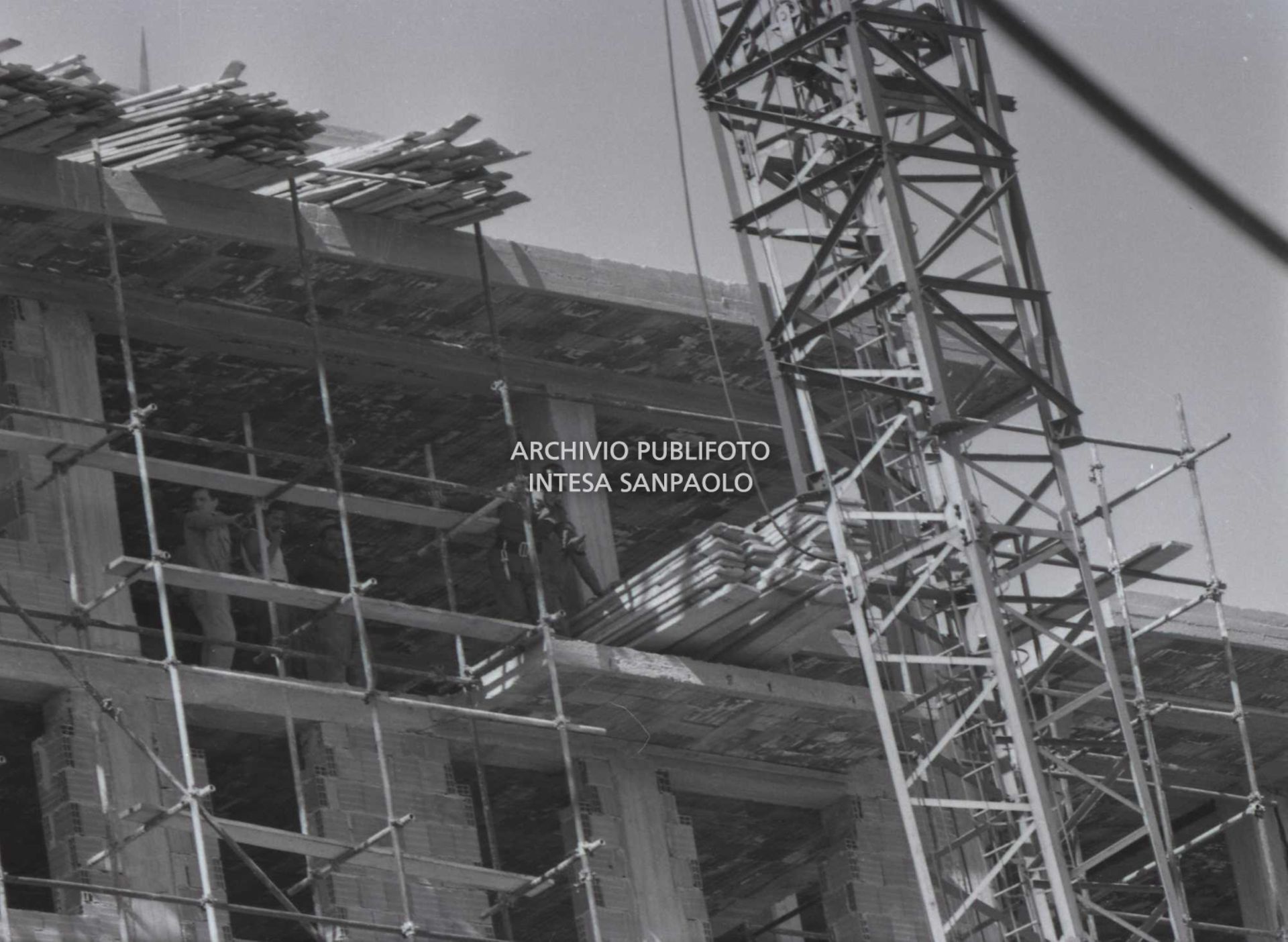 Particolare di un cantiere edile dove è riconoscibile un vigile del fuoco