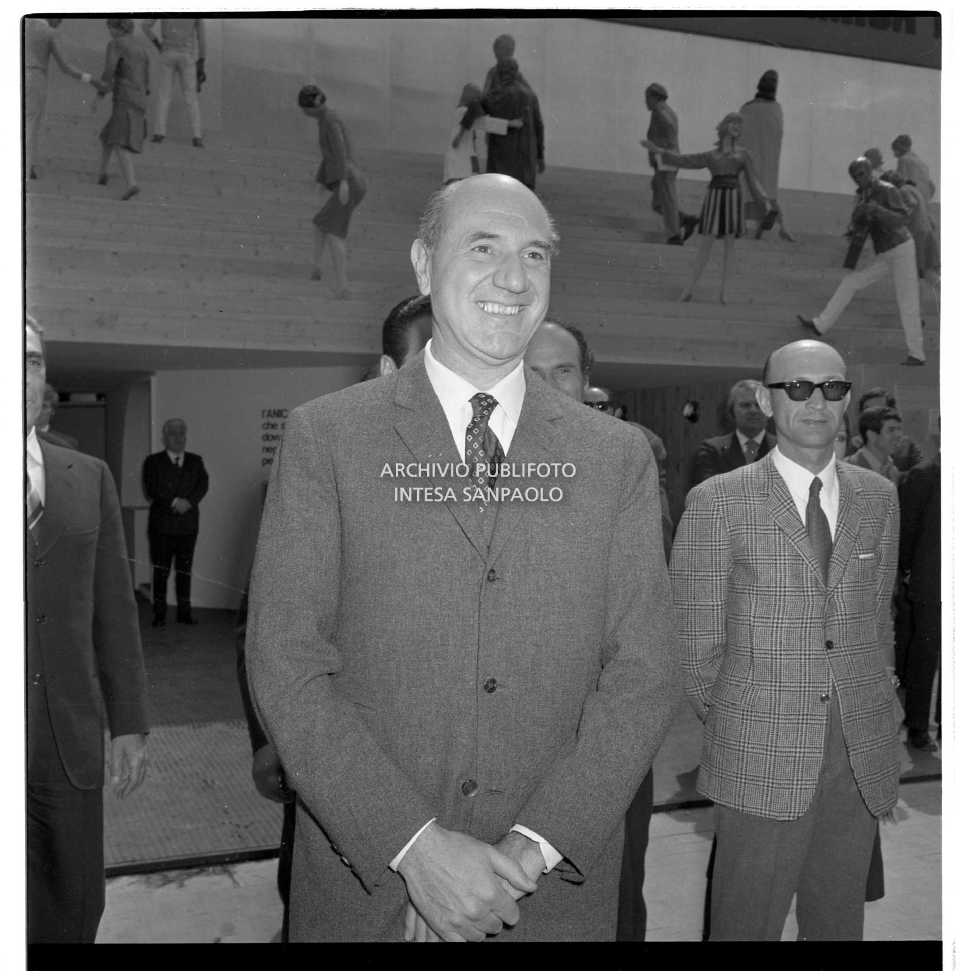 Eugenio Cefis sorride all'esterno del padiglione ENI alla Fiera Campionaria