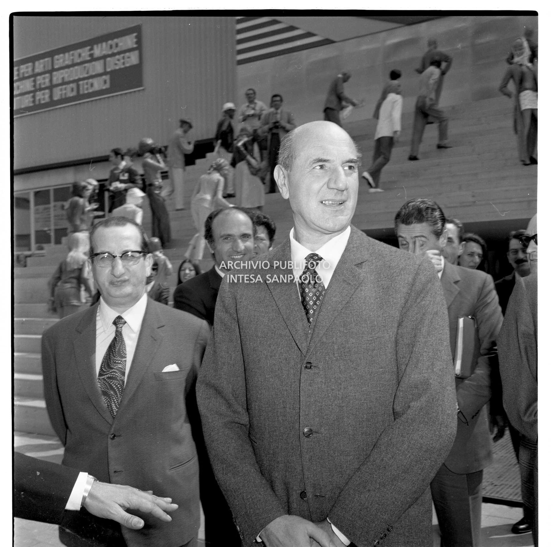 Eugenio Cefis all'esterno del padiglione ENI alla Fiera Campionaria