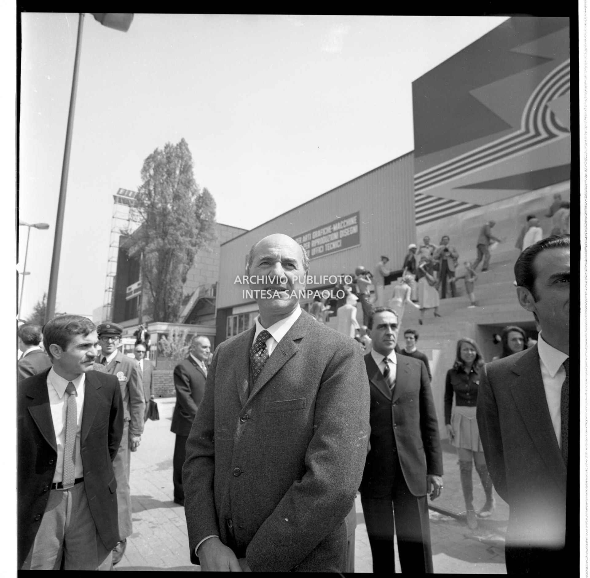 Eugenio Cefis all'esterno del padiglione ENI alla Fiera Campionaria