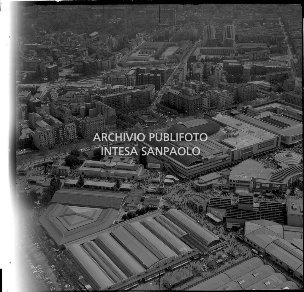 Ripresa aerea del quartiere della Fiera Campionaria di Milano