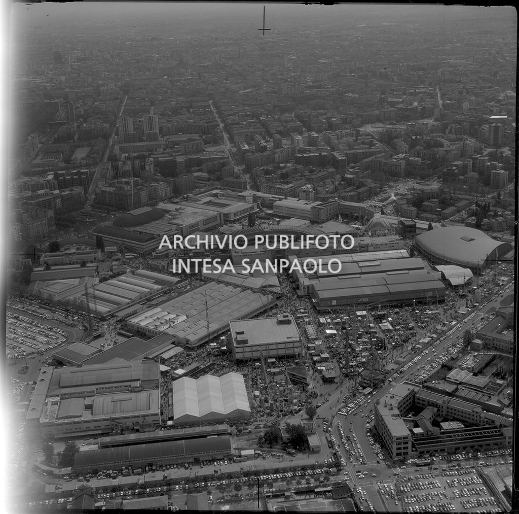 Ripresa aerea del quartiere della Fiera Campionaria di Milano