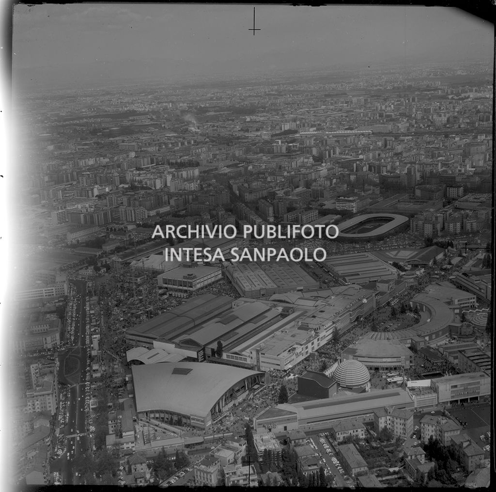 Ripresa aerea del quartiere della Fiera Campionaria di Milano