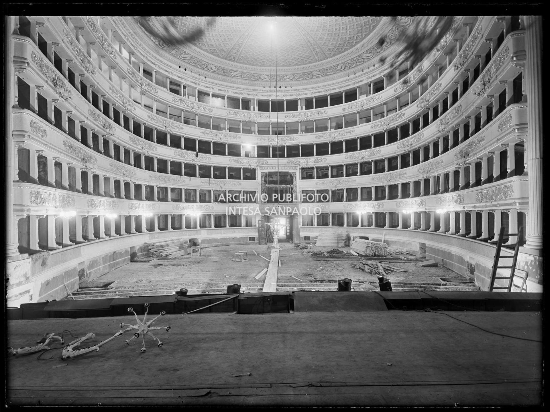 Veduta della platea e dei palchi, del Teatro alla Scala di Milano, durante i lavori di ricostruzione dopo i bombardamenti che lo avevano gravemente danneggiato