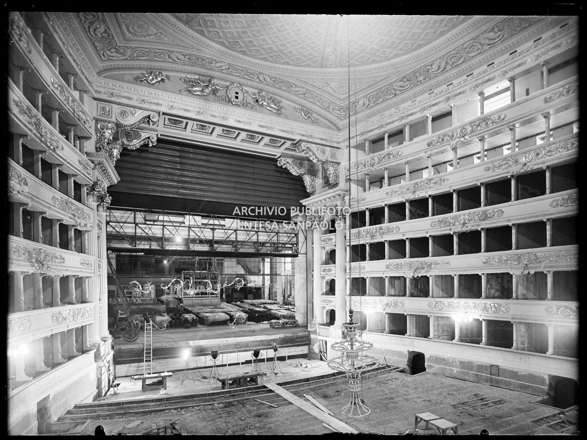 Lavori di ricostruzione del Teatro alla Scala di Milano dopo i bombardamenti che lo avevano gravemente danneggiato