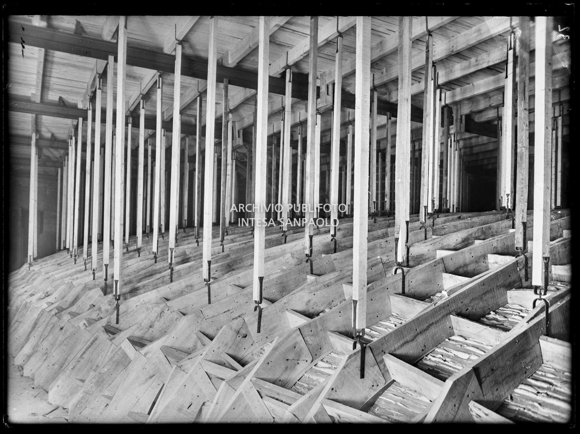 Struttura lignea agganciata a tiranti