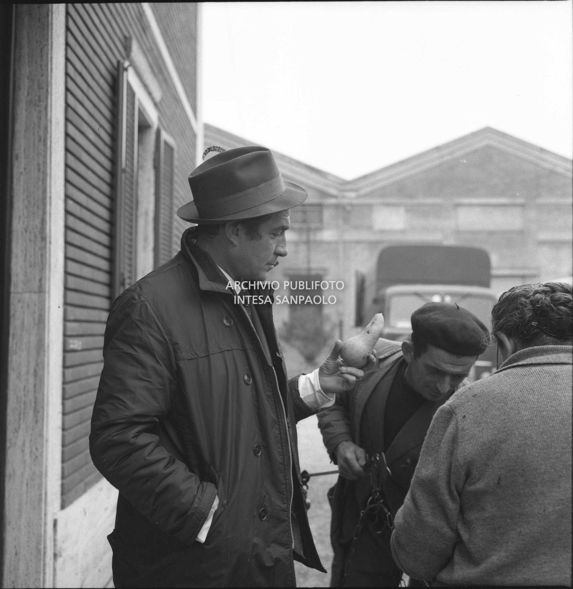 Ugo Tognazzi ritratto con una pera in mano durante le riprese dell'episodio "Gente moderna" del film "Alta infedeltà" diretto da Mario Monicelli