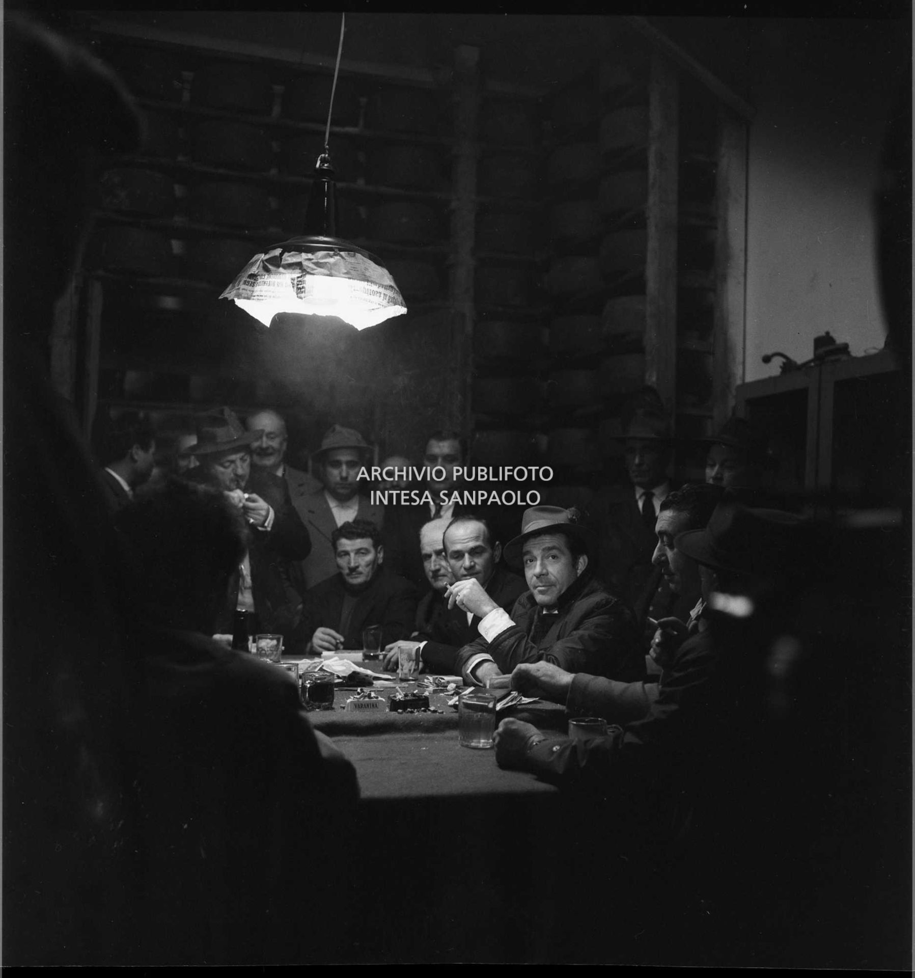 Ugo Tognazzi e altri attori durante una delle scene dell'episodio "Gente moderna" del film "Alta infedeltà" diretto da Mario Monicelli