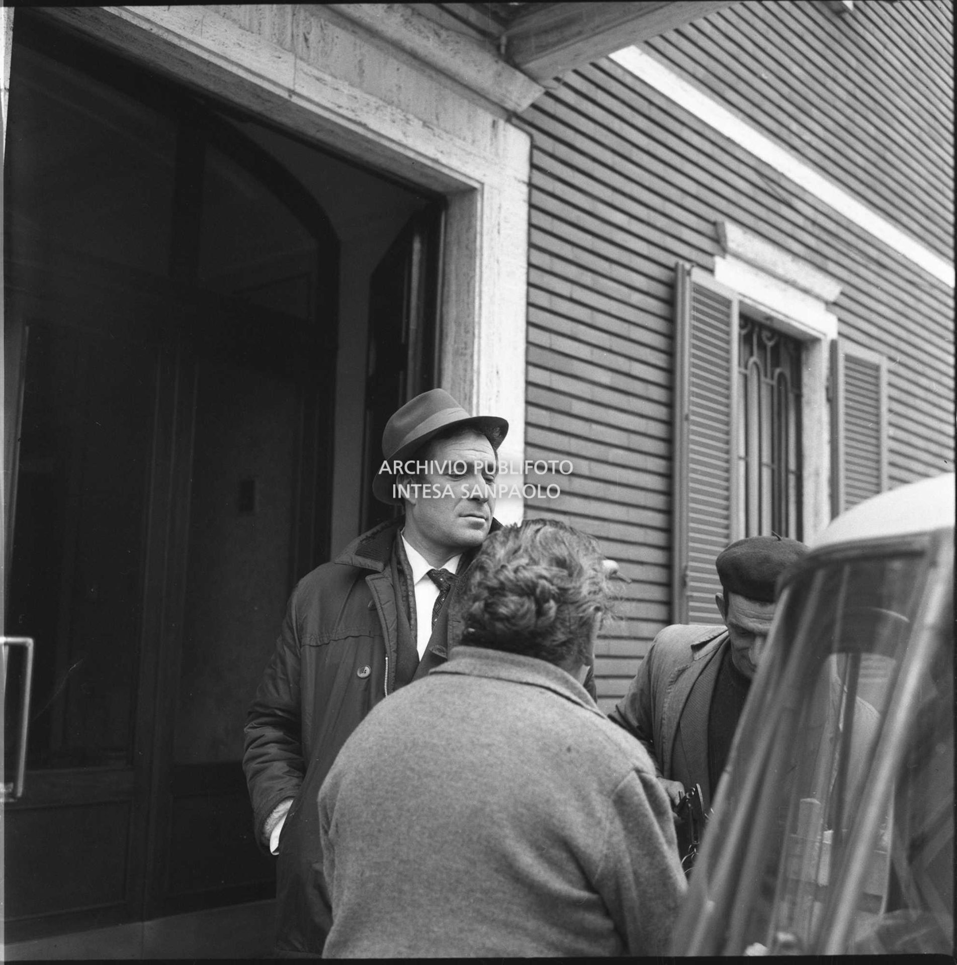 Ugo Tognazzi ritratto durante le riprese dell'episodio "Gente moderna" del film "Alta infedeltà" diretto da Mario Monicelli