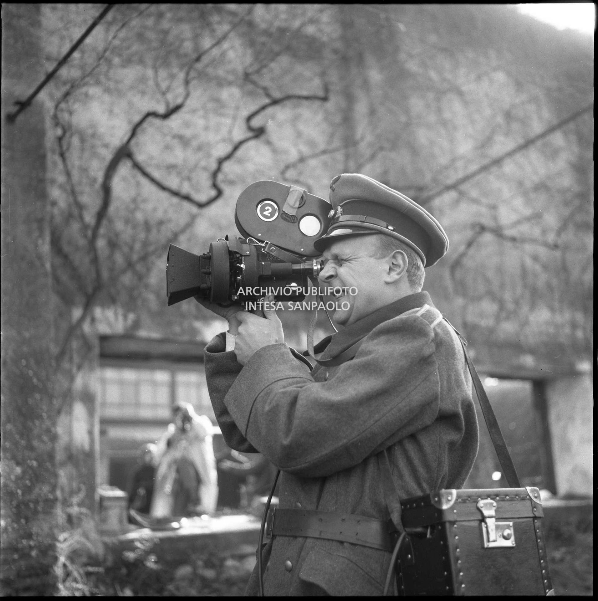 Un attore del film "Il processo di Verona", in abiti di scena, guarda attraverso una delle macchine da presa